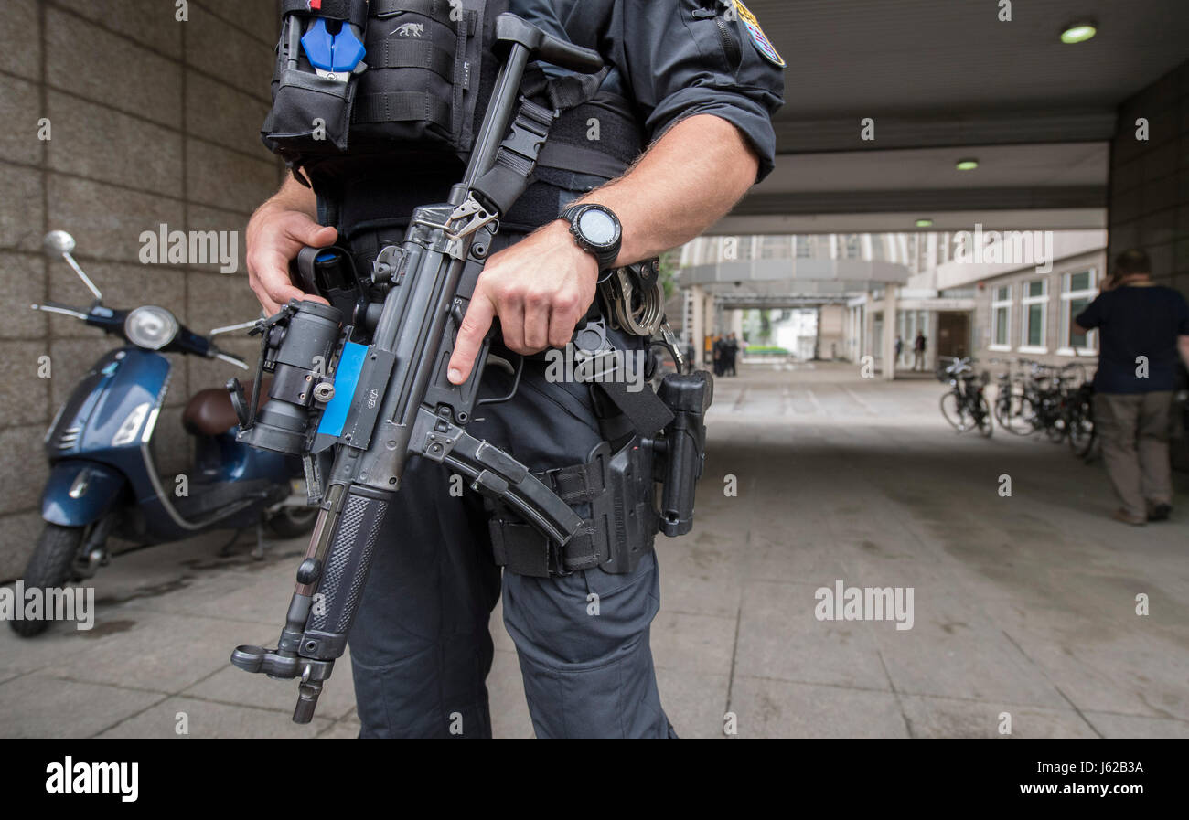 Frankfurt am Main, Deutschland. 19. Mai 2017. Ein Polizist mit einem Maschinengewehr bewaffnete Wachen das Landgericht Frankfurt am Main vor Beginn des Verfahrens gegen ein Hells Angels Mitglied in Frankfurt Am Main, Deutschland, 19. Mai 2017. Die Staatsanwaltschaft beschuldigt den Mann, die-zusammen mit Komplize noch auf die Lauf - Schuss und schwer verwundet Bande zwei weitere Mitglieder des Motorrads Szene letztes Jahr in der Frankfurter Innenstadt. Bildnachweis: Dpa picture Alliance/Alamy Live News Stockfoto