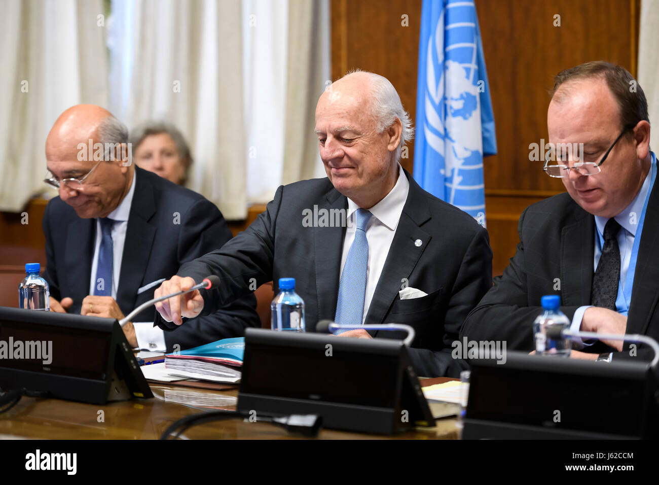 Genf, Schweiz. 19. Mai 2017. UN-Sondergesandten für Syrien Staffan De Mistura (C) besucht ein Treffen mit der syrischen Regierung Delegationsmitglieder während Intra Syrien Gespräche im Palais des Nations in Genf, Schweiz, 19. Mai 2017. Die Syrien UN-Gesandten Donnerstag angekündigt, dass die syrische Regierung, große Opposition Delegationen und die UNO, zum Auftakt einer Reihe von Expertentreffen zugestimmt hatte, Verfassungsfragen, einer der wichtigsten Punkte von der letzten Runde der Friedensgespräche in Syrien zu diskutieren. Bildnachweis: POOL/Fabrice COFFRINI/Xinhua/Alamy Live-Nachrichten Stockfoto