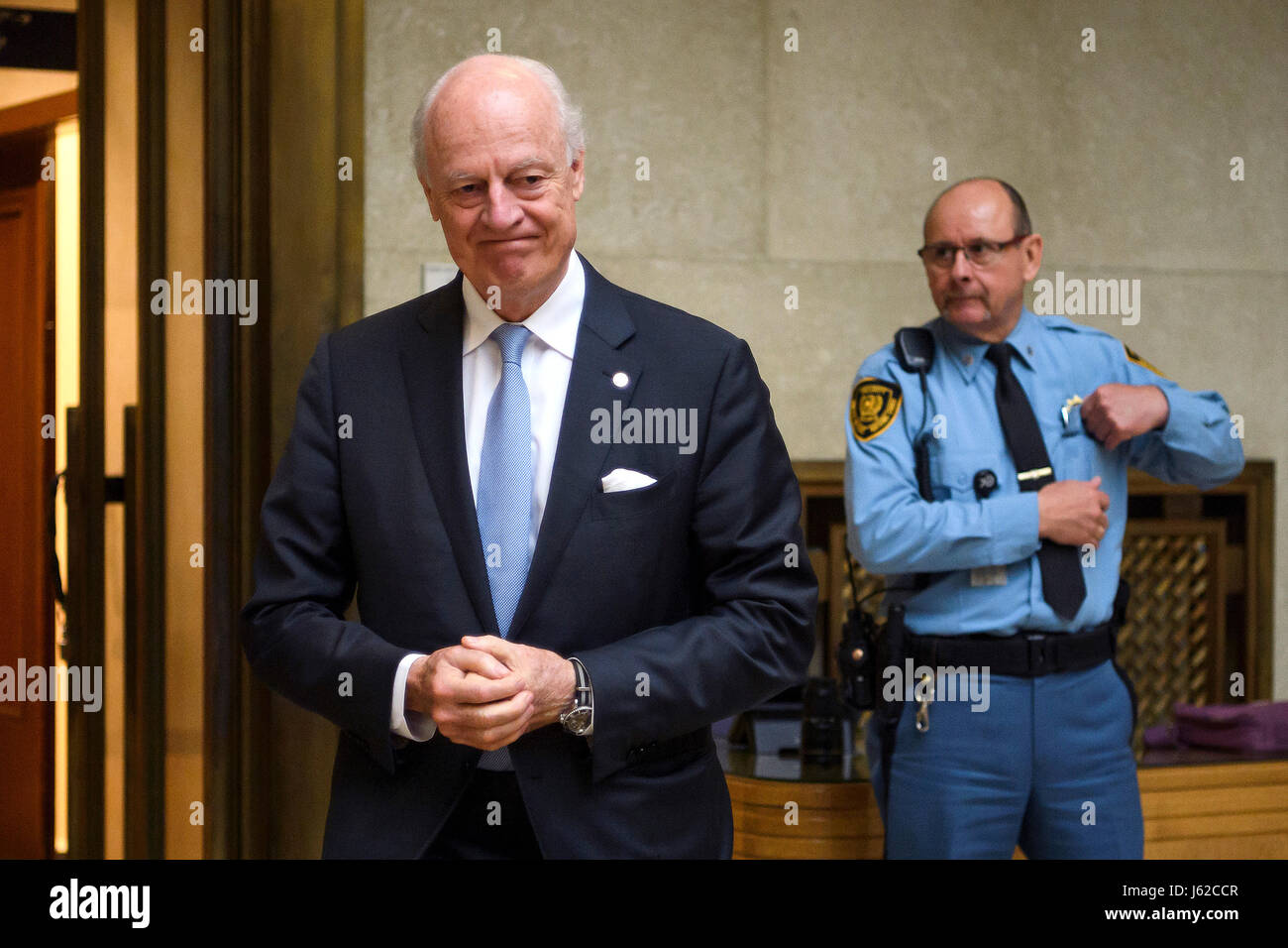 Genf, Schweiz. 19. Mai 2017. UN-Sondergesandten für Syrien Staffan de Mistura (L) kommt für ein Treffen mit der syrischen Regierung Delegationsmitglieder während Intra Syrien Gespräche im Palais des Nations in Genf, Schweiz, 19. Mai 2017. Die Syrien UN-Gesandten Donnerstag angekündigt, dass die syrische Regierung, große Opposition Delegationen und die UNO, zum Auftakt einer Reihe von Expertentreffen zugestimmt hatte, Verfassungsfragen, einer der wichtigsten Punkte von der letzten Runde der Friedensgespräche in Syrien zu diskutieren. Bildnachweis: POOL/Fabrice COFFRINI/Xinhua/Alamy Live-Nachrichten Stockfoto