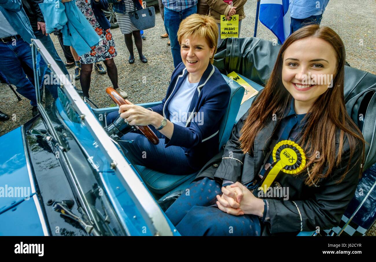 Moffat, UK. 19. Mai 2017. Schottlands erster Minister, schließt sich Nicola Sturgeon Mairi McCallan, SNP Kandidat für Dumfriesshire, Clydesdale und Tweeddale (DCT) auf Wahlkampftour in Moffat. Bildnachweis: Andrew Wilson/Alamy Live-Nachrichten Stockfoto