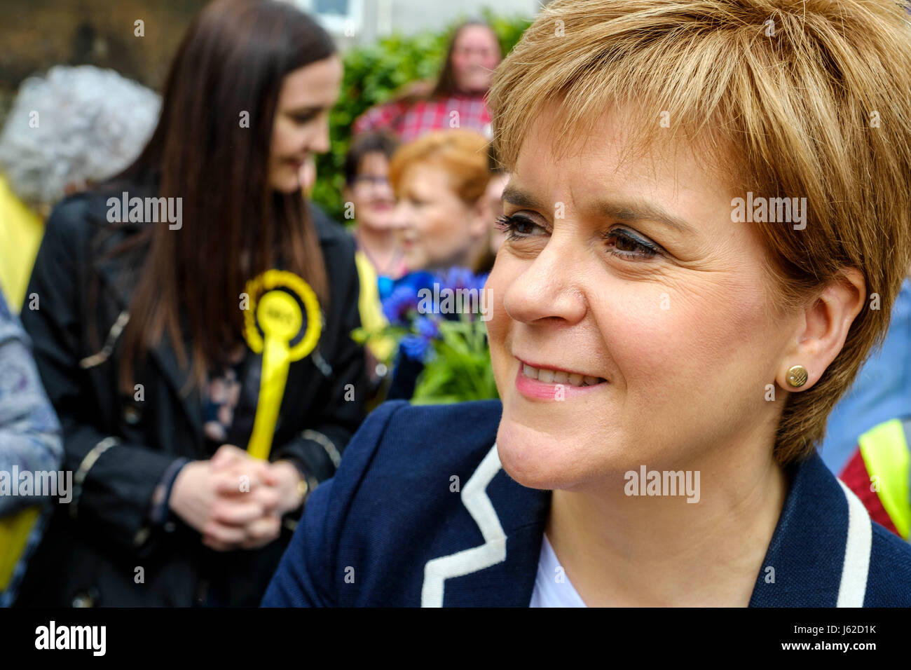 Moffat, UK. 19. Mai 2017. Schottlands erster Minister, schließt sich Nicola Sturgeon Mairi McCallan, SNP Kandidat für Dumfriesshire, Clydesdale und Tweeddale (DCT) auf Wahlkampftour in Moffat. Bildnachweis: Andrew Wilson/Alamy Live-Nachrichten Stockfoto