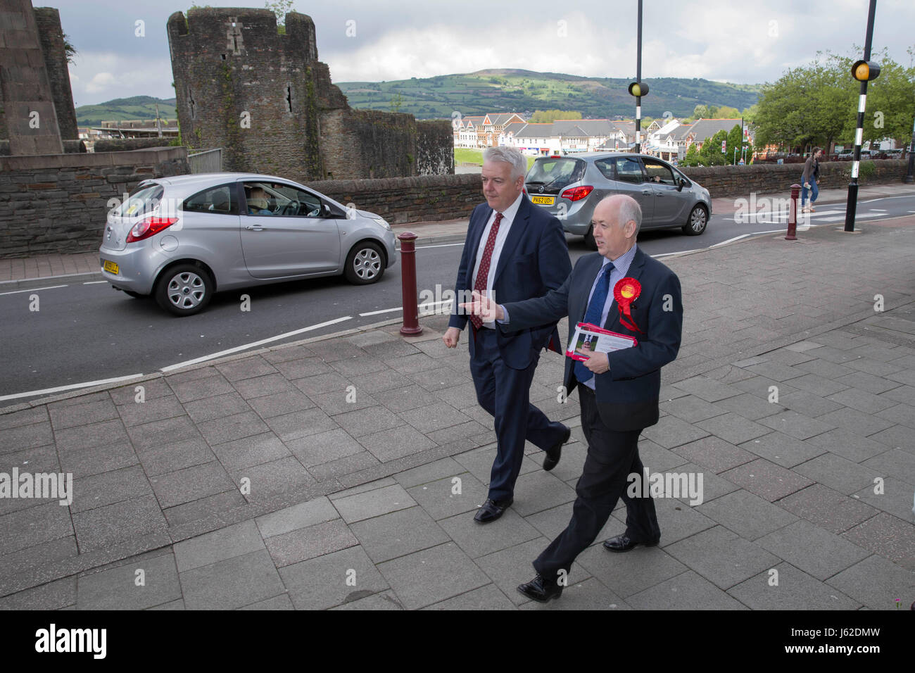 Caerphilly, Wales, UK. 19. Mai 2017. Erster Minister für Wales Carwyn Jones nimmt Kampagnen mit Arbeits-Wartungstafel für Caerphilly Wayne David nach einem Tag Aussetzung der Wahlkampf, den Tod des ehemaligen ersten Minister Rhodri Morgan zu trauern. Picture by Credit: Mark Hawkins/Alamy Live-Nachrichten Stockfoto