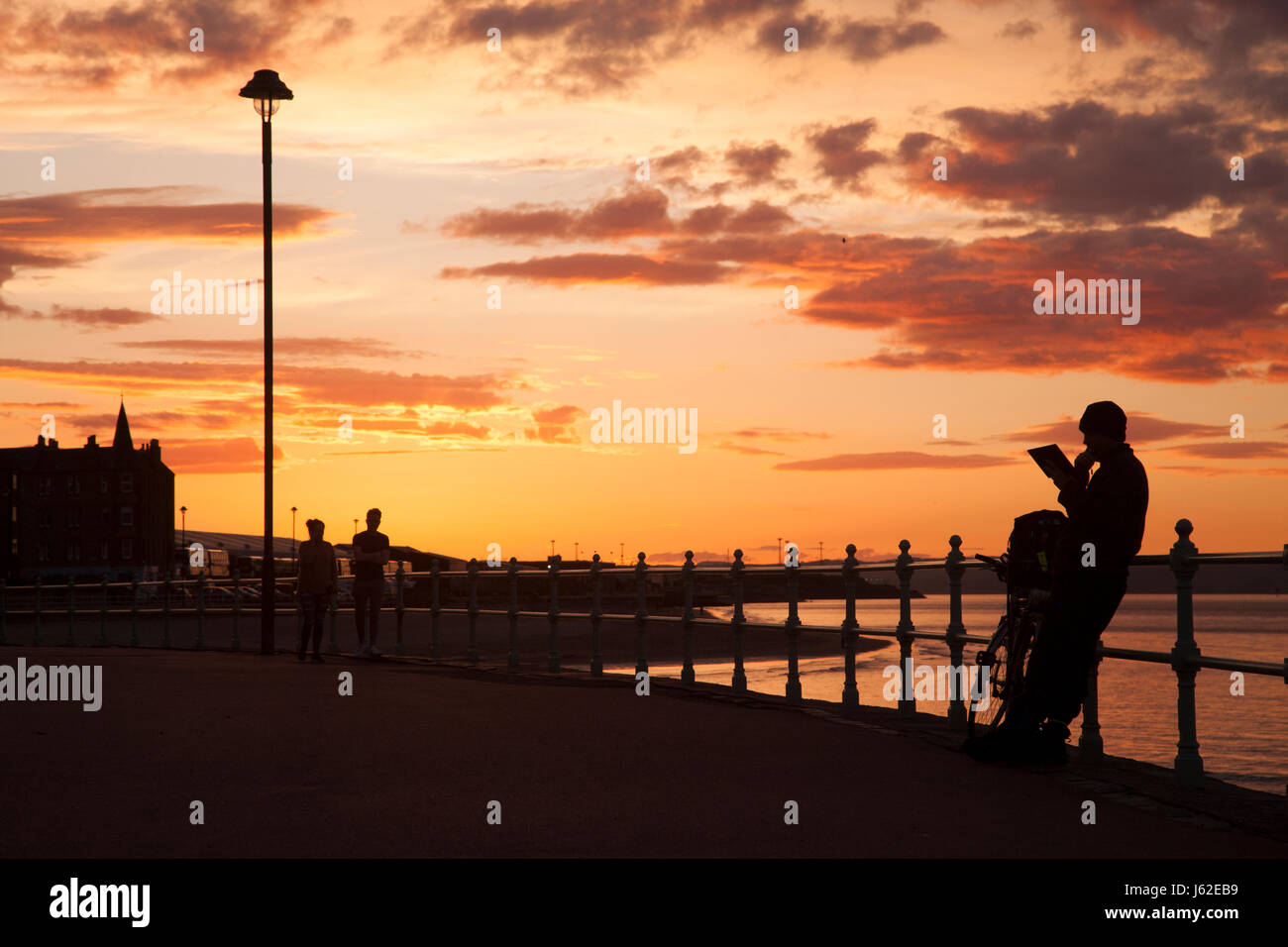 Edinburgh, Schottland. 18. Mai 2017. Schöne sehr farbenfrohe Sonnenuntergang über der Promenade von Portobello Beach in Edinburgh, die Hauptstadt von Schottland, UK. Bildnachweis: Gabriela Antosova/Alamy Live-Nachrichten Stockfoto