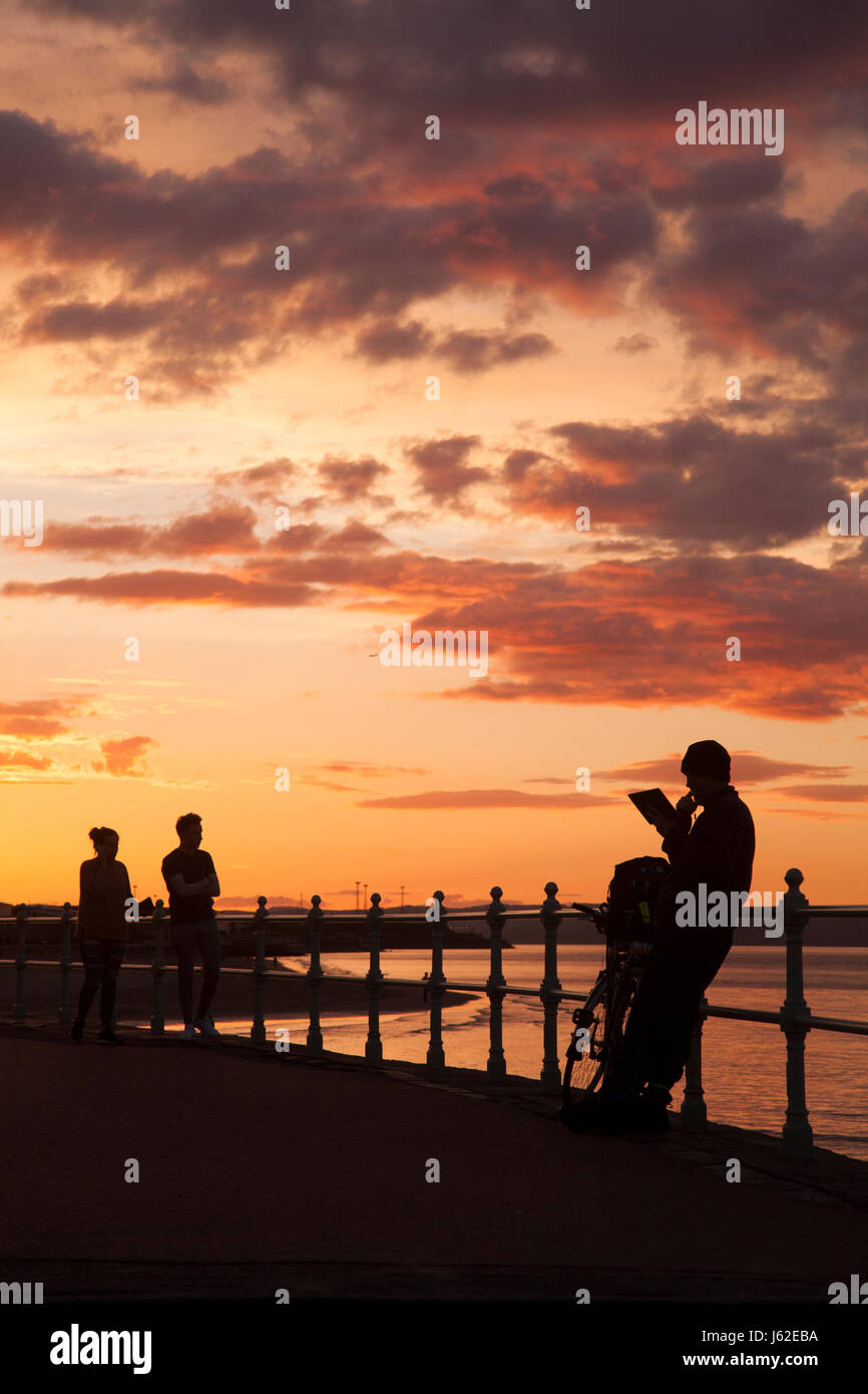 Edinburgh, Schottland. 18. Mai 2017. Schöne sehr farbenfrohe Sonnenuntergang über der Promenade von Portobello Beach in Edinburgh, die Hauptstadt von Schottland, UK. UK-Wetter am 18. Mai 2017 Credit: Gabriela Antosova/Alamy Live News Stockfoto