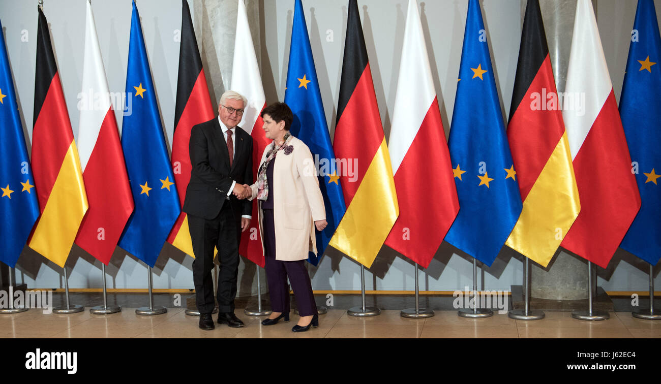 Warschau, Polen. 19. Mai 2017. Der deutsche Bundespräsident Frank-Walter Steinmeier Polens Ministerpräsident Beata Szydlo bei seinem ersten Besuch in Warschau, Polen, 19. Mai 2017 begrüßt. Foto: Soeren Stache/Dpa/Alamy Live News Stockfoto