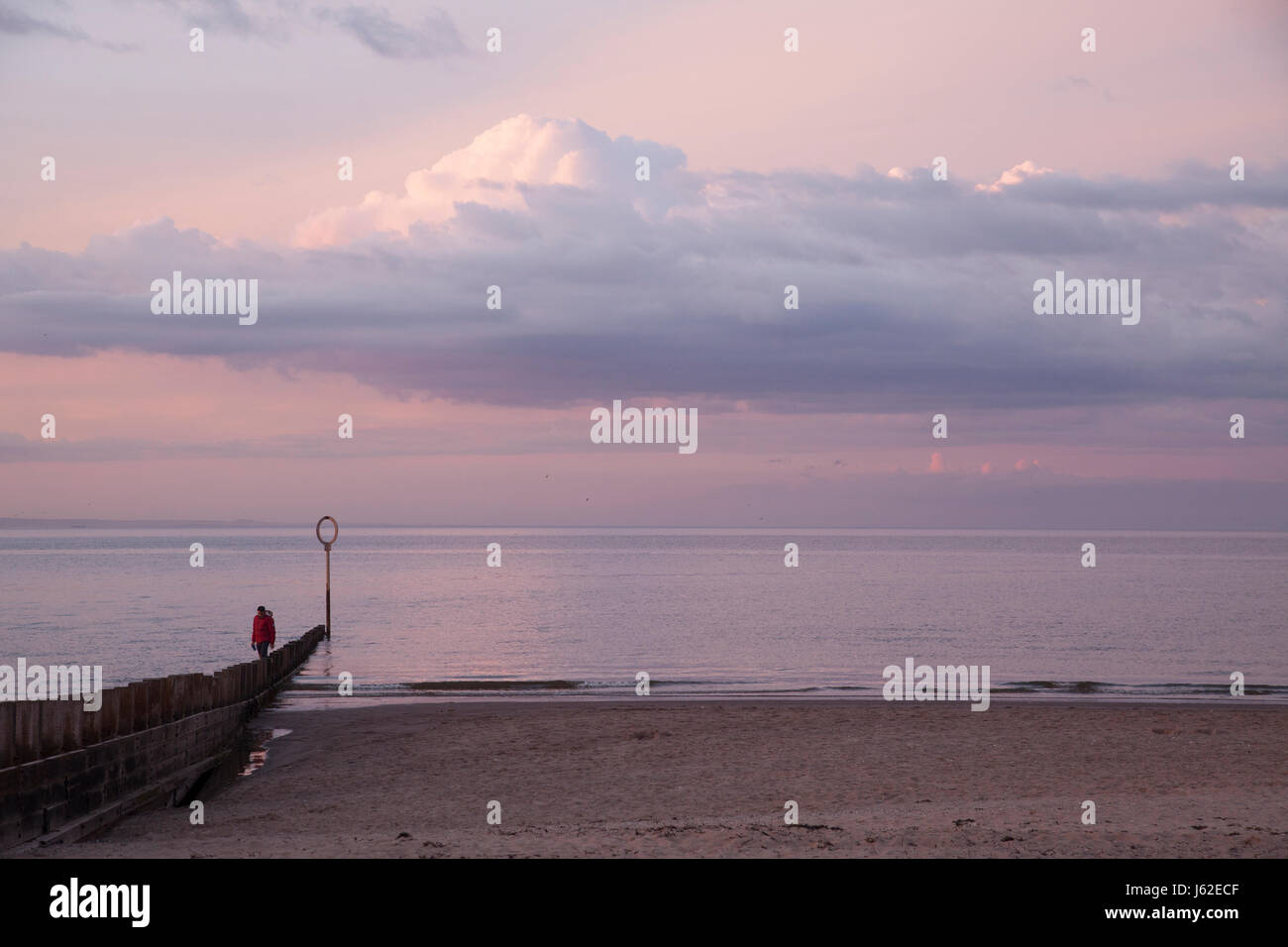 Edinburgh, Schottland. 18. Mai 2017. Schöne sehr farbenfrohe Sonnenuntergang über der Promenade von Portobello Beach in Edinburgh, die Hauptstadt von Schottland, UK. UK-Wetter am 18. Mai 2017 Credit: Gabriela Antosova/Alamy Live News Stockfoto