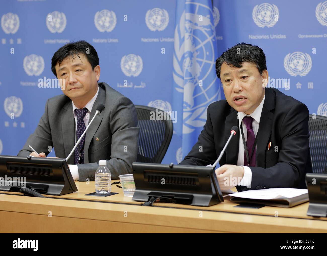 Vereinten Nationen, New York, USA, Schriftsätze 19. Mai 2017 - Kim In Ryong (rechts), Stellvertreter des Ständigen Vertreters der demokratischen Völker Republik von Korea (DPRK) bei der UNO, Journalisten auf die uns Planung der Einführung mehr Sanktionen auf den Sicherheitsrat gegen sein Land heute am Hauptsitz UNO in New York. Foto: Luiz Rampelotto/EuropaNewswire | weltweite Nutzung Stockfoto