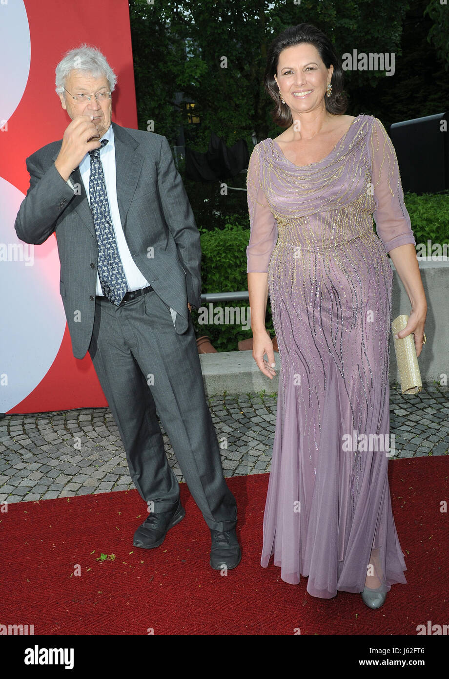 München, Deutschland. 19. Mai 2017. Kabarettist und Autor Gerhard Polt und Ilse Aigner, Bayerischer Staatsminister der Medien (CSU), kommen bei der 29. Verleihung des Bayerischen Fernsehpreis ("Bayerischer Fernsehpreis") im Prinzregententheater in München, 19. Mai 2017. Der Bayerischen Fernsehpreis in Form von einem Panther wird seit 1989 vergeben. Foto: Ursula Düren/Dpa/Alamy Live News Stockfoto