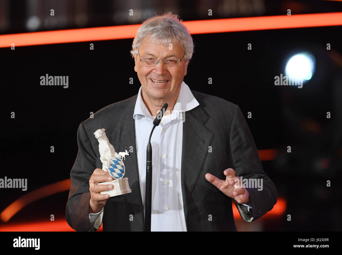 München, Deutschland. 19. Mai 2017. Kabarettist und Autor Gerhard Polt erhält den "Blauen Panther" Ehrenpreis Award für seine herausragenden Leistungen im deutschen Fernsehen bei der 29. Preisverleihung von den Bayerischen Fernsehpreis ("Bayerischer Fernsehpreis") im Prinzregententheater in München, 19. Mai 2017. Der Bayerischen Fernsehpreis in Form von einem Panther wird seit 1989 vergeben. Foto: Tobias Hase/Dpa/Alamy Live News Stockfoto