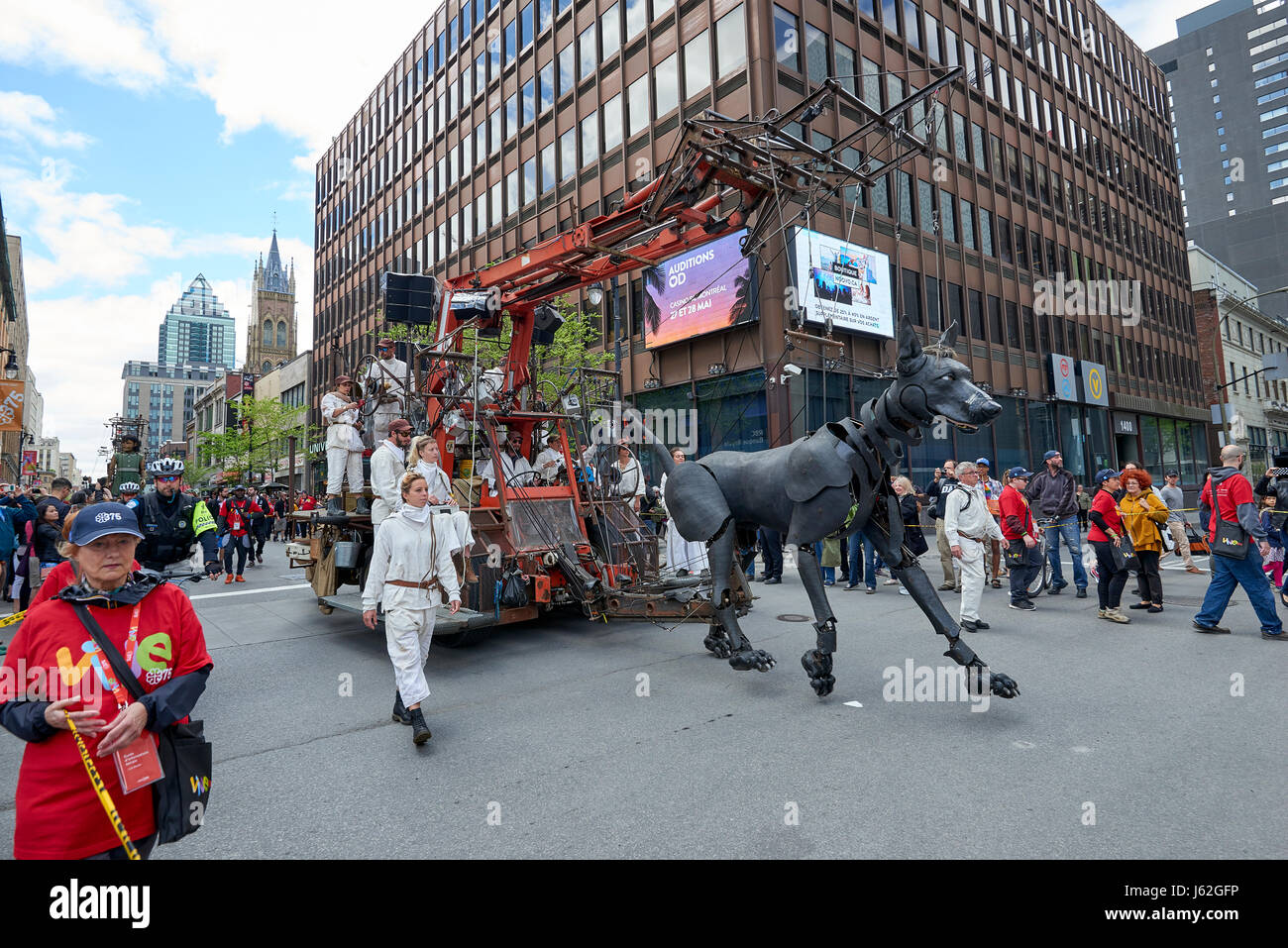 Montreal, Kanada. 19. Mai 2017. Marionetten so groß wie März Montreal Straßen während 375-jährigen Geburtstag beherbergt bash Credit: Bombaert Patrick/Alamy Live News Stockfoto