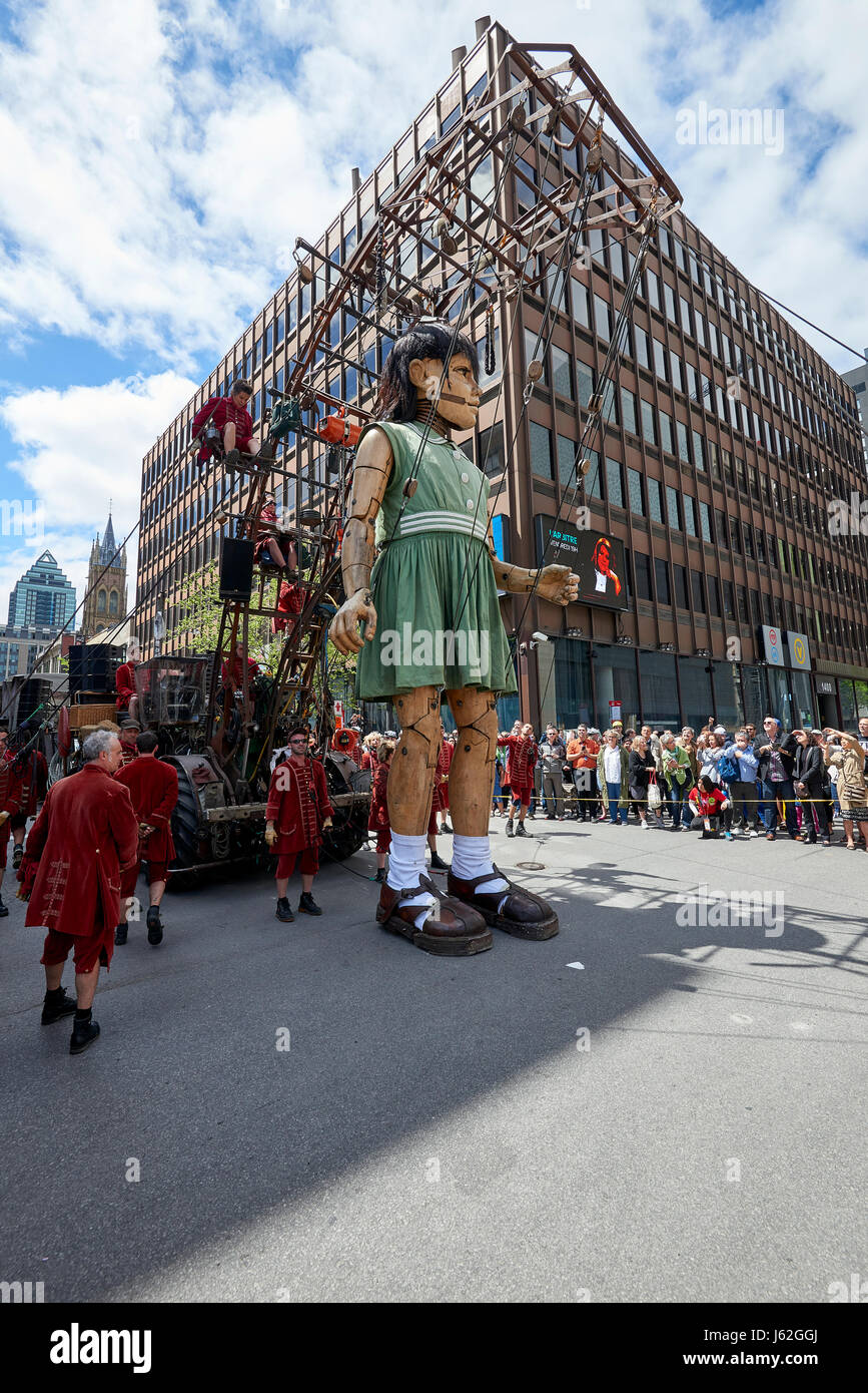 Montreal, Kanada. 19. Mai 2017. Marionetten so groß wie März Montreal Straßen während 375-jährigen Geburtstag beherbergt bash Credit: Bombaert Patrick/Alamy Live News Stockfoto