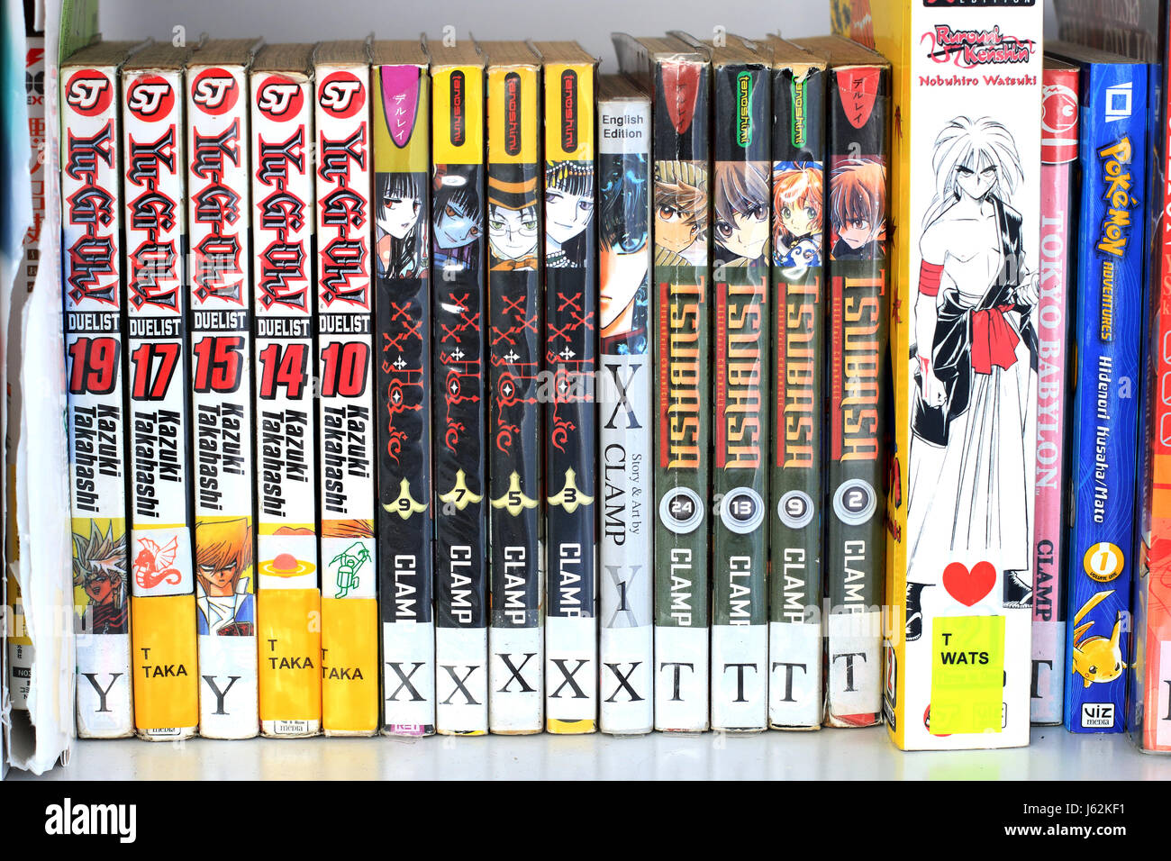 Anime-Bücher auf dem Display am Bücherregal Stockfoto