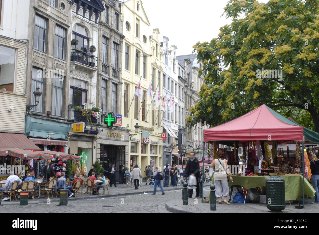 Belgien Brüssel Markt wöchentlich Markt Flohmarkt Café Passanten Stockfoto