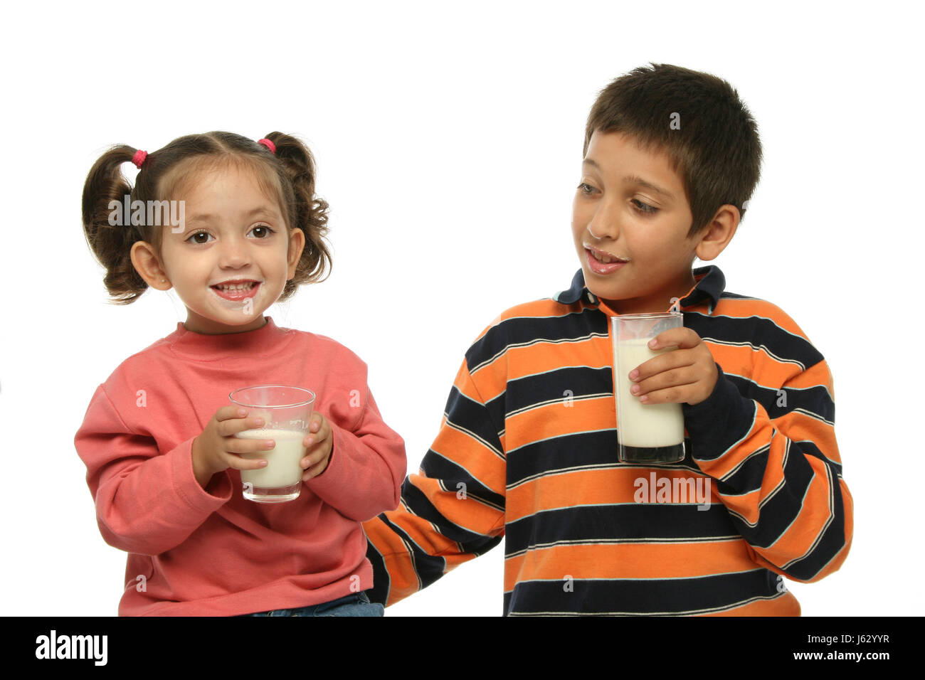 trinken trinken Lätzchen Milch Kind Junge Junge männliche junge Mädchen Mädchenkinder Stockfoto