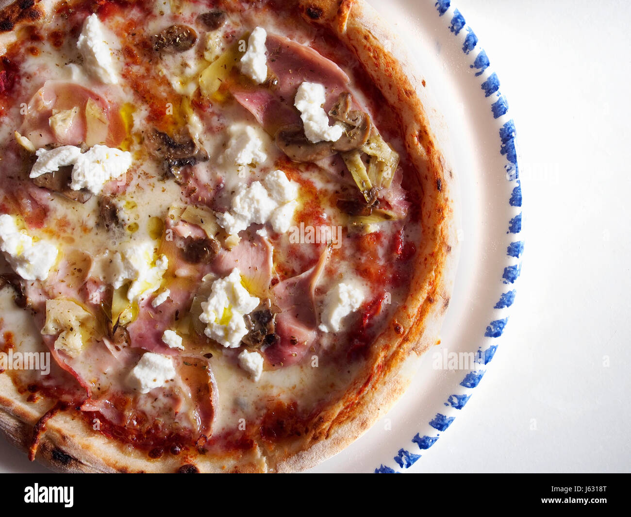 Hausgemachte Pizza Capricciosa Draufsicht In Vegane Version Mit Grausamkeit Kostenlose Zutaten Stockfotografie Alamy