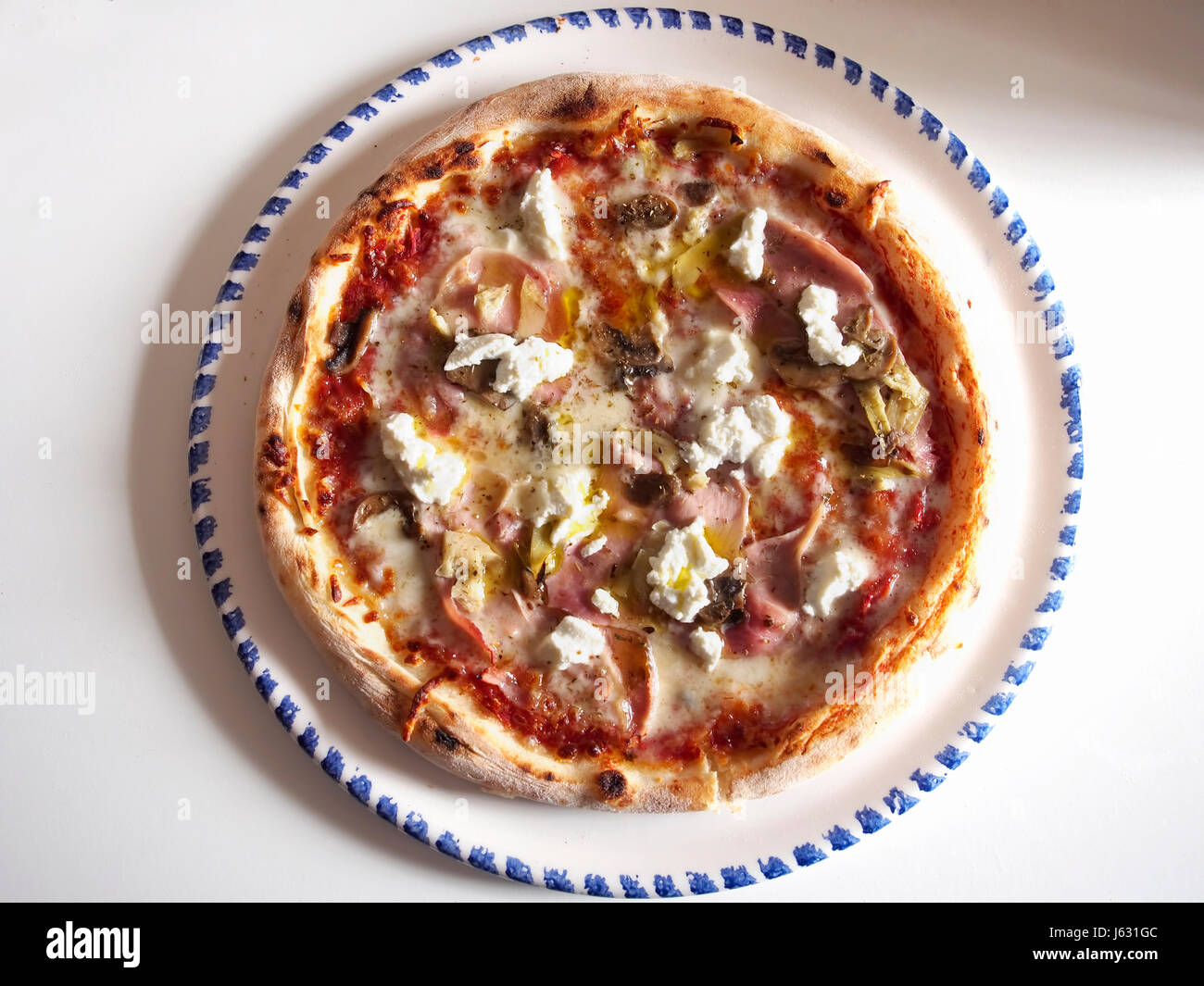 Hausgemachte Pizza Capricciosa (Draufsicht) in vegane Version mit Grausamkeit kostenlose Zutaten. Stockfoto