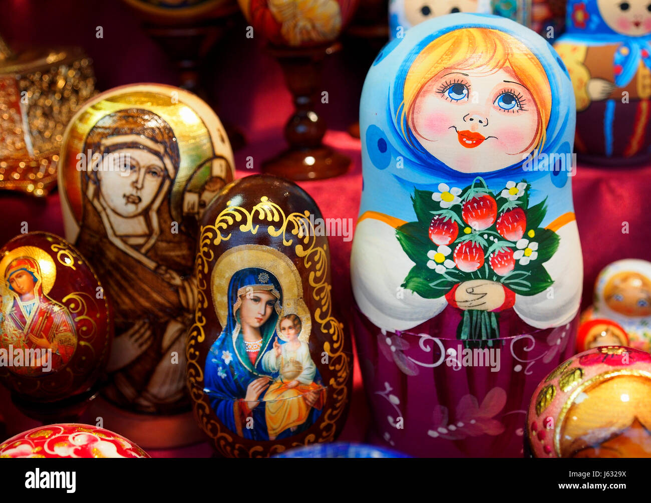 Matrioska in einer Straße Weihnachtsmarkt verkauft. Stockfoto