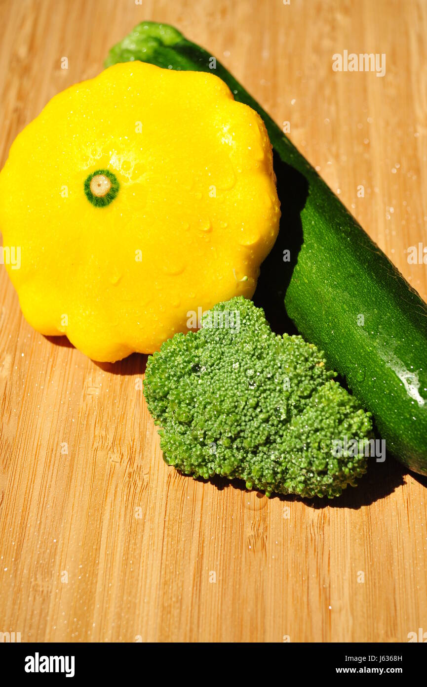 Sommer sommerlich Brokkoli Kürbis Zucchini Zucchini Closeup grün Holz braun Stockfoto