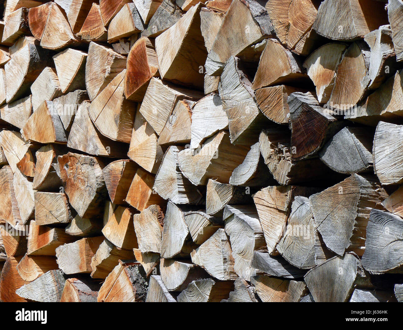 Holzstapel Brennholz gestapelt Hackfleisch gehackte Baum Bäume Holz trocken karge ausgetrocknet Stockfoto