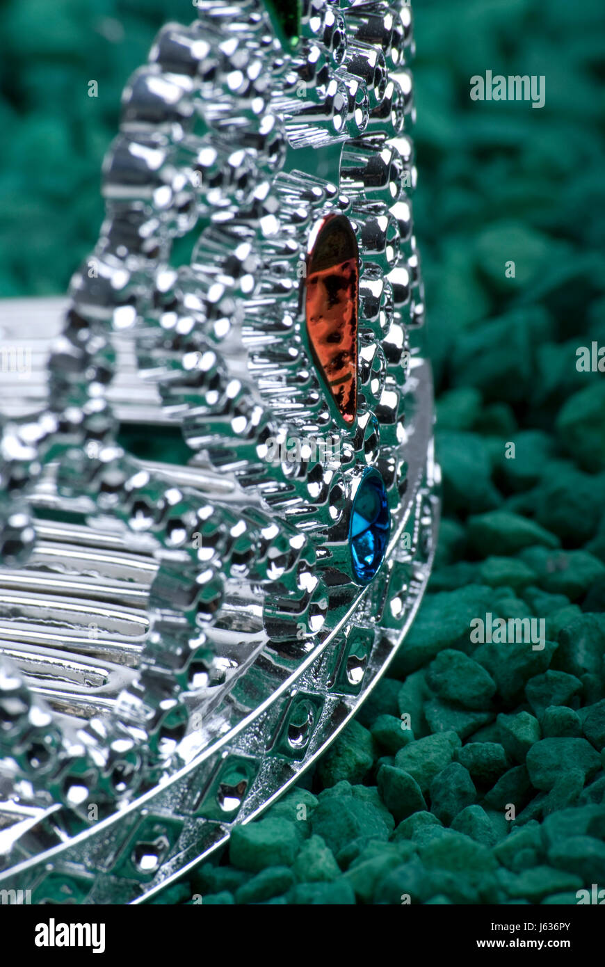 Schmuck Schmuck Silber Kronjuwel verzieren edler Smaragd Makro Nahaufnahme Stockfoto