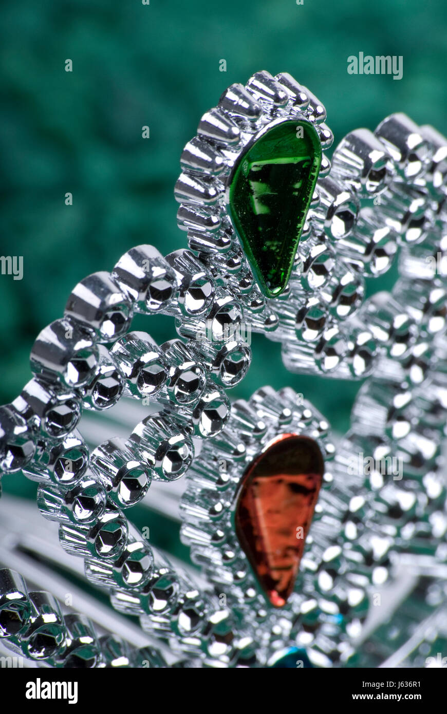 Schmuck Schmuck Silber Kronjuwel verzieren edler Smaragd Makro Nahaufnahme Stockfoto