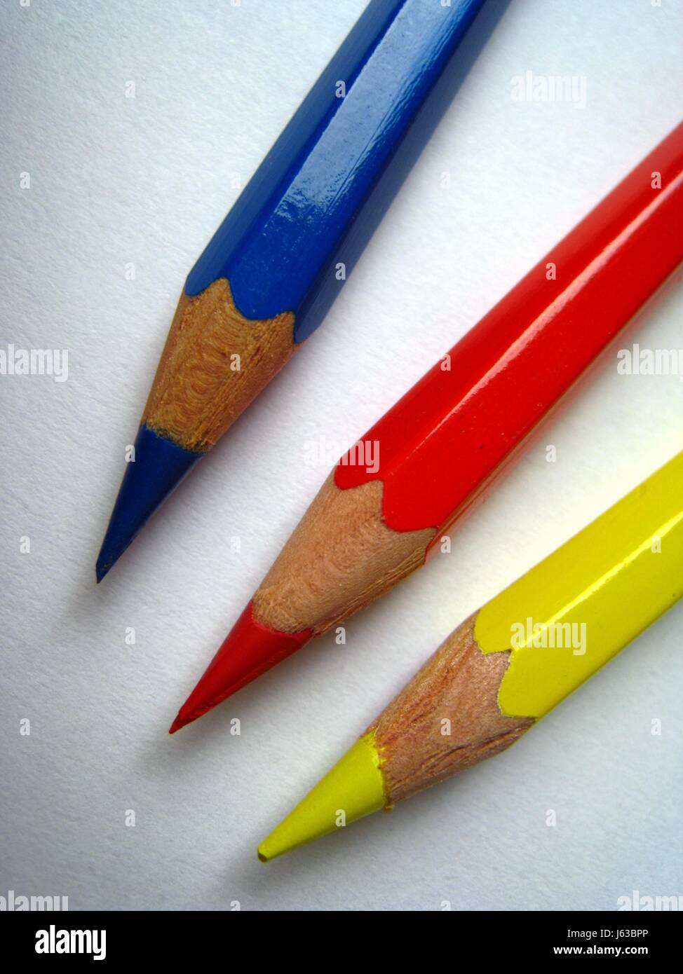 Buntstifte in den Grundfarben Stockfoto
