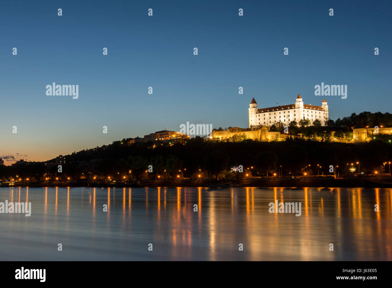 Ein Panoramablick auf die Stadt von der Donau aus Bei Nacht Stockfoto