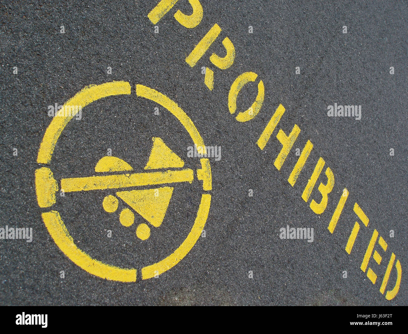 Zeichen Skaten Reihenfolge fahren keine Paint Stop gemalt Haltestellen, die Warnzeichen zu verhindern verbieten Stockfoto