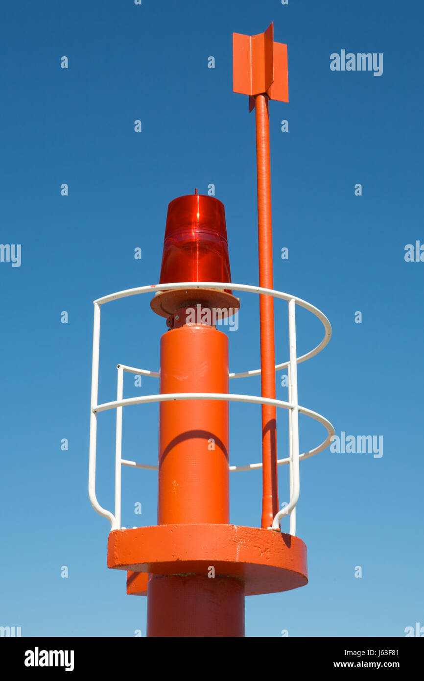 kleine winzige kleine kurze tagsüber Leuchtturm Zeichen signalisieren Gefahr der blaue Turm Stockfoto