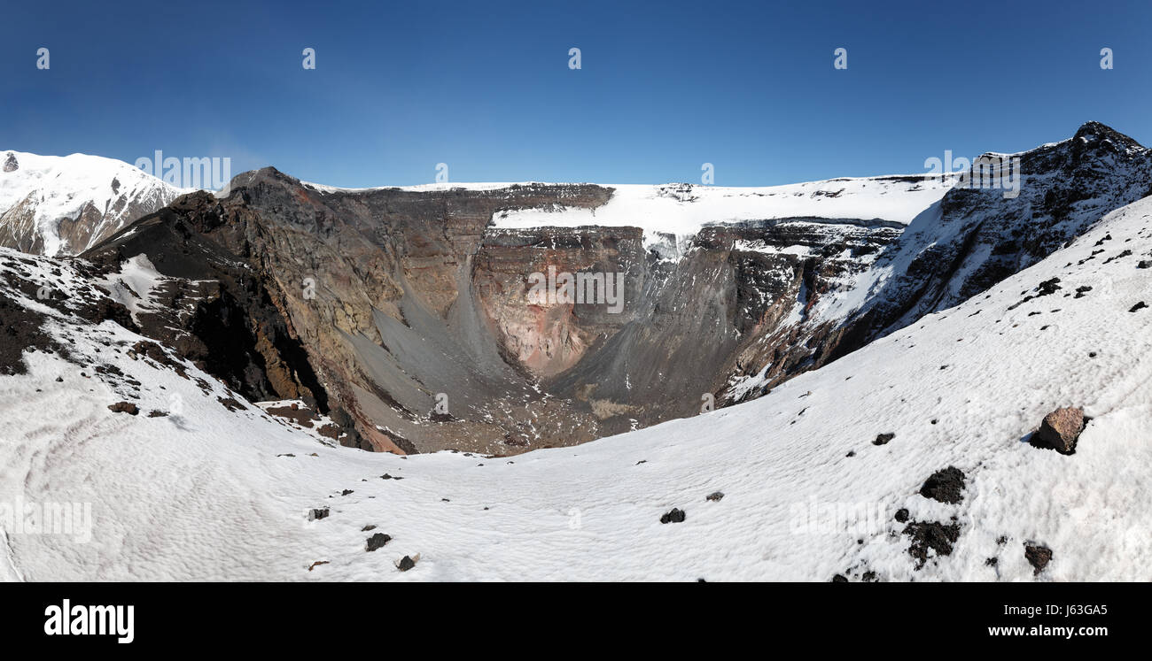 Panorama-Vulkanlandschaft der Kamtschatka-Halbinsel: große Krater des Vulkan Tolbachik mit steilen Flanken und Gletschern. Russischen Fernen Osten. Stockfoto