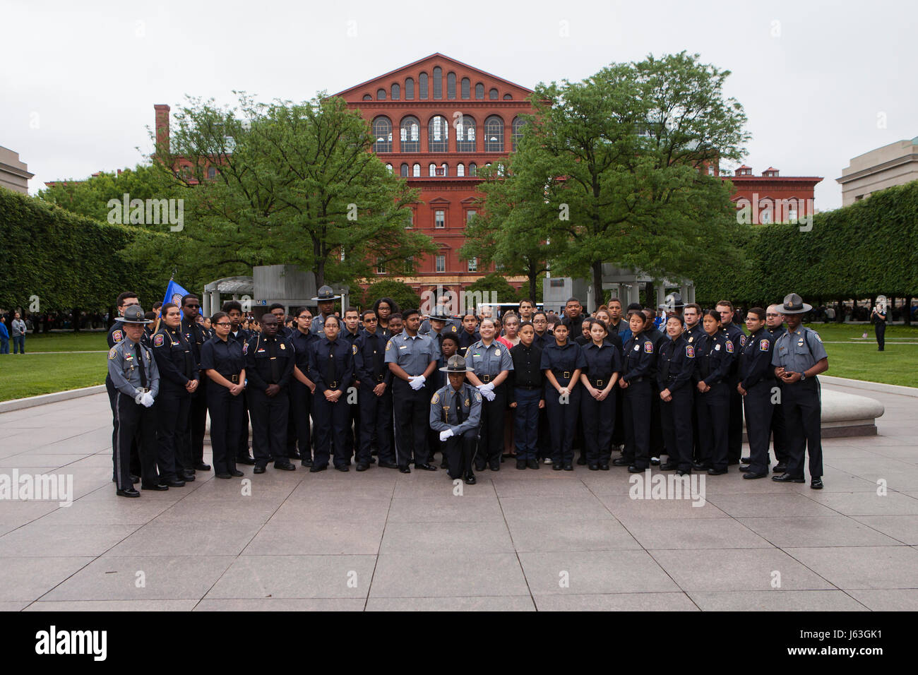 Polizei Entdecker posieren für ein Gruppenfoto vor der nationalen Strafverfolgungsbehörden Memorial, Washington, DC, USA Stockfoto