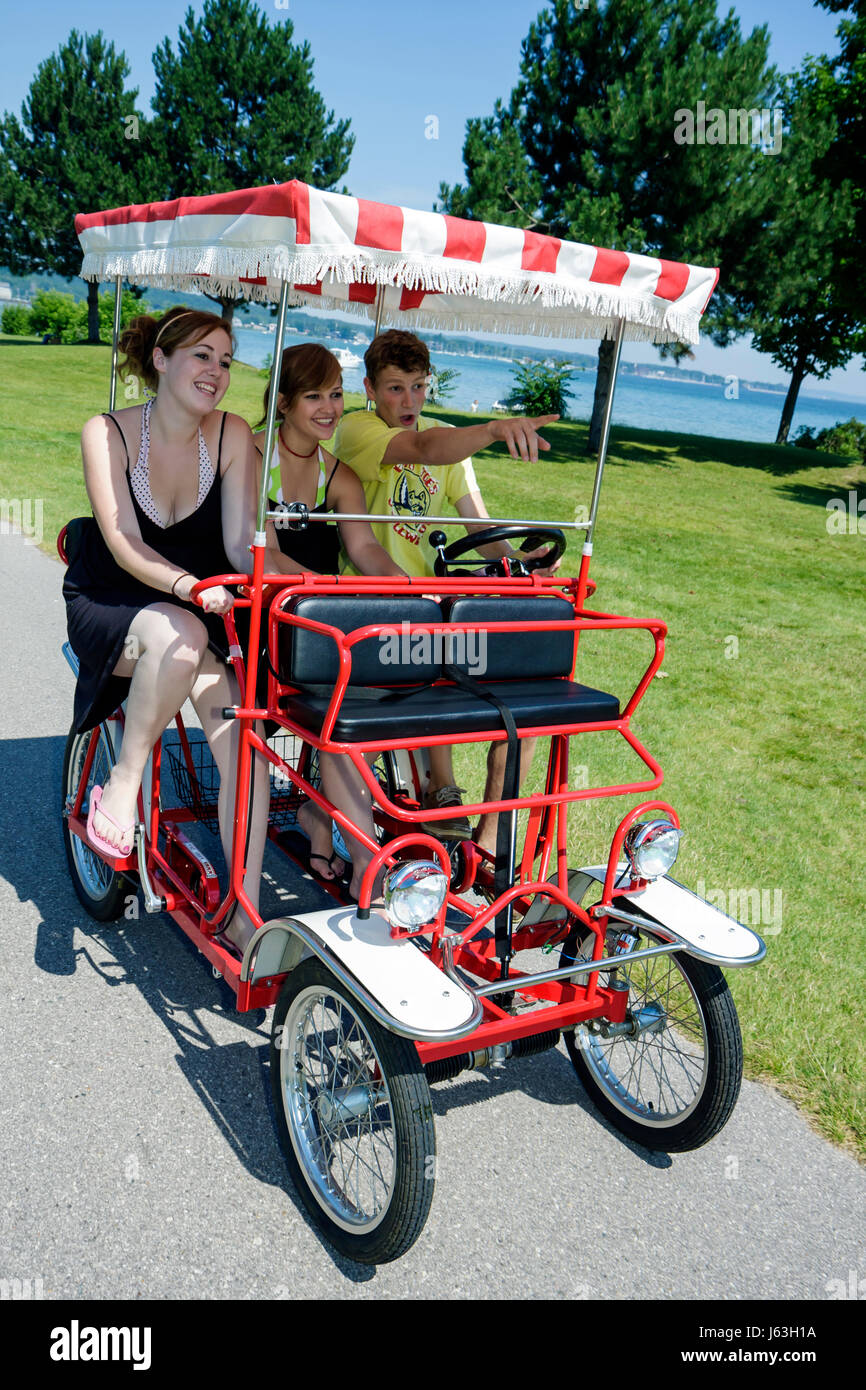 Michigan Traverse City, West Arm Grand Traverse Bay, Clinch Park, junge Jungen, männliche Kinder Kinder Kinder Jugendliche, zwei Mädchen, Teenager, Teenager, Surrey, Allrad, Stockfoto