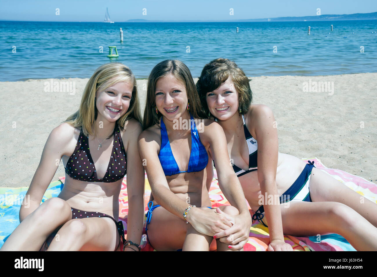 Teen bikini beach -Fotos und -Bildmaterial in hoher Auflösung – Alamy