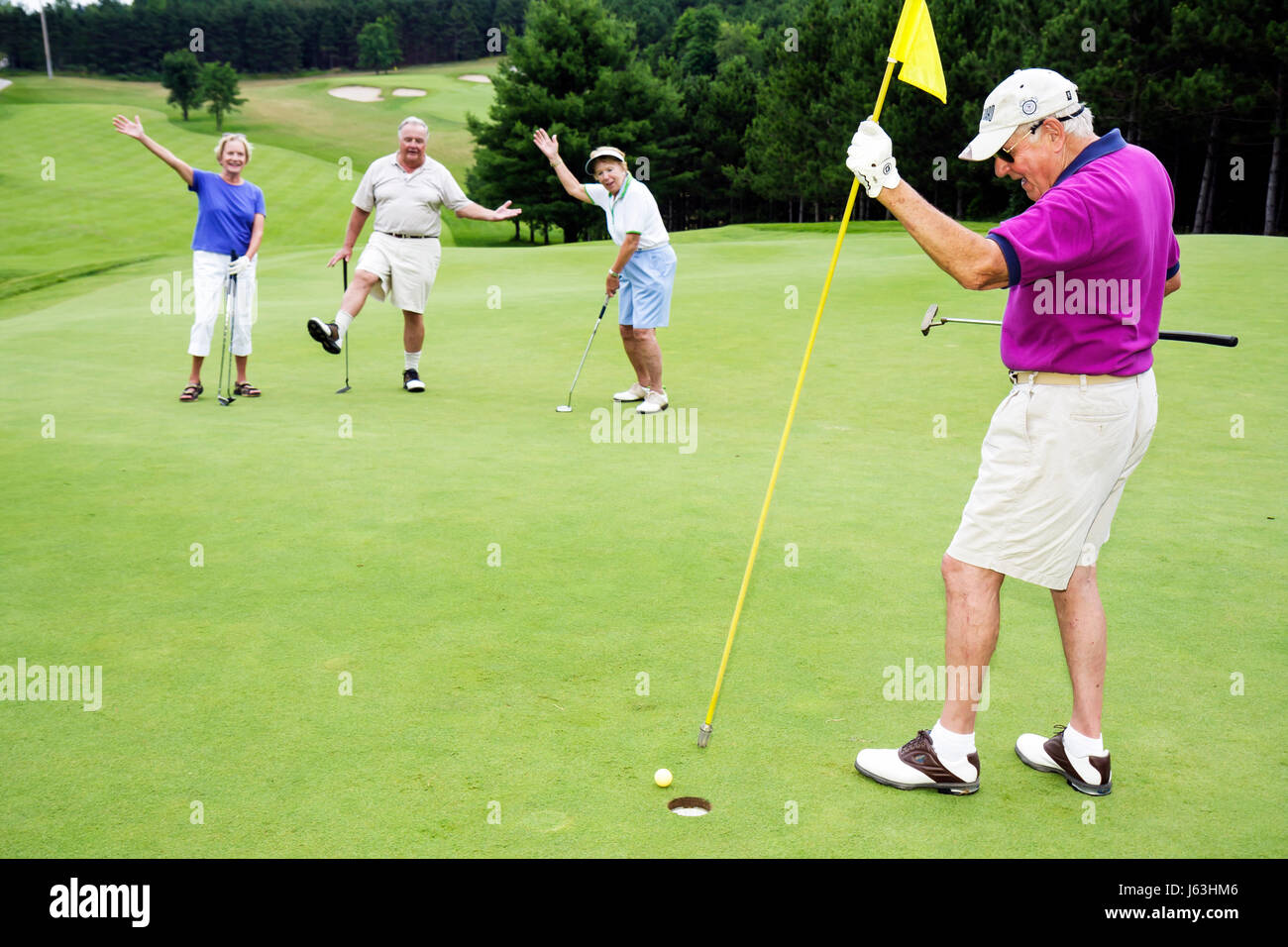 Michigan Traverse City, Suttons Bay, Leelanau Peninsula, Leelanau Club, Golfplatz, Männer männlich, Frau weibliche Frauen, Vierer, Sport, Spiel, Erholung im Freien Stockfoto