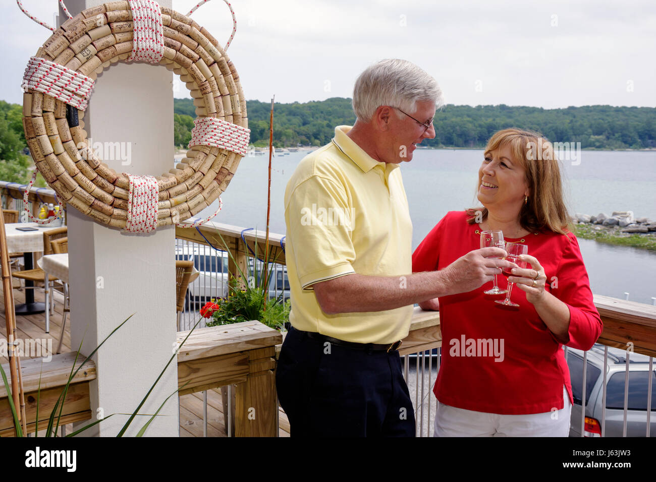 Michigan Traverse City, Leelanau Peninsula, Omena Bay, Leelanau Cellars, Weingut, Mann Männer männlich, Frau weibliche Frauen, Paar, Veranda im Freien, Romantik, Wein, Terrasse Stockfoto