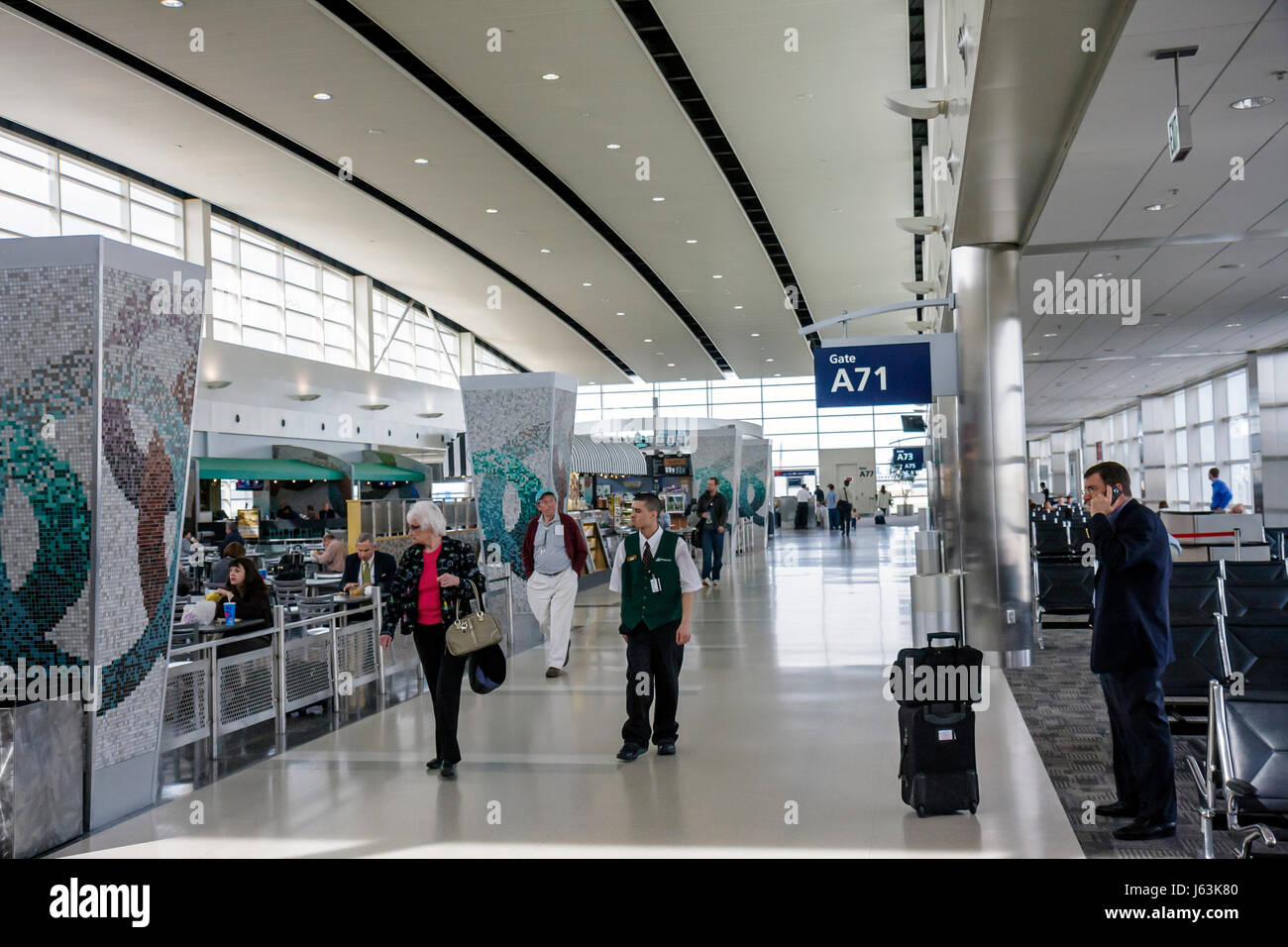 Michigan Wayne County, Detroit, DTW, Detroit Metropolitan Wayne County Flughafenterminal, Gate, Ankunft, Abflug, Fluggesellschaft, Mann, Männer, Frau, Frauen, lu Stockfoto