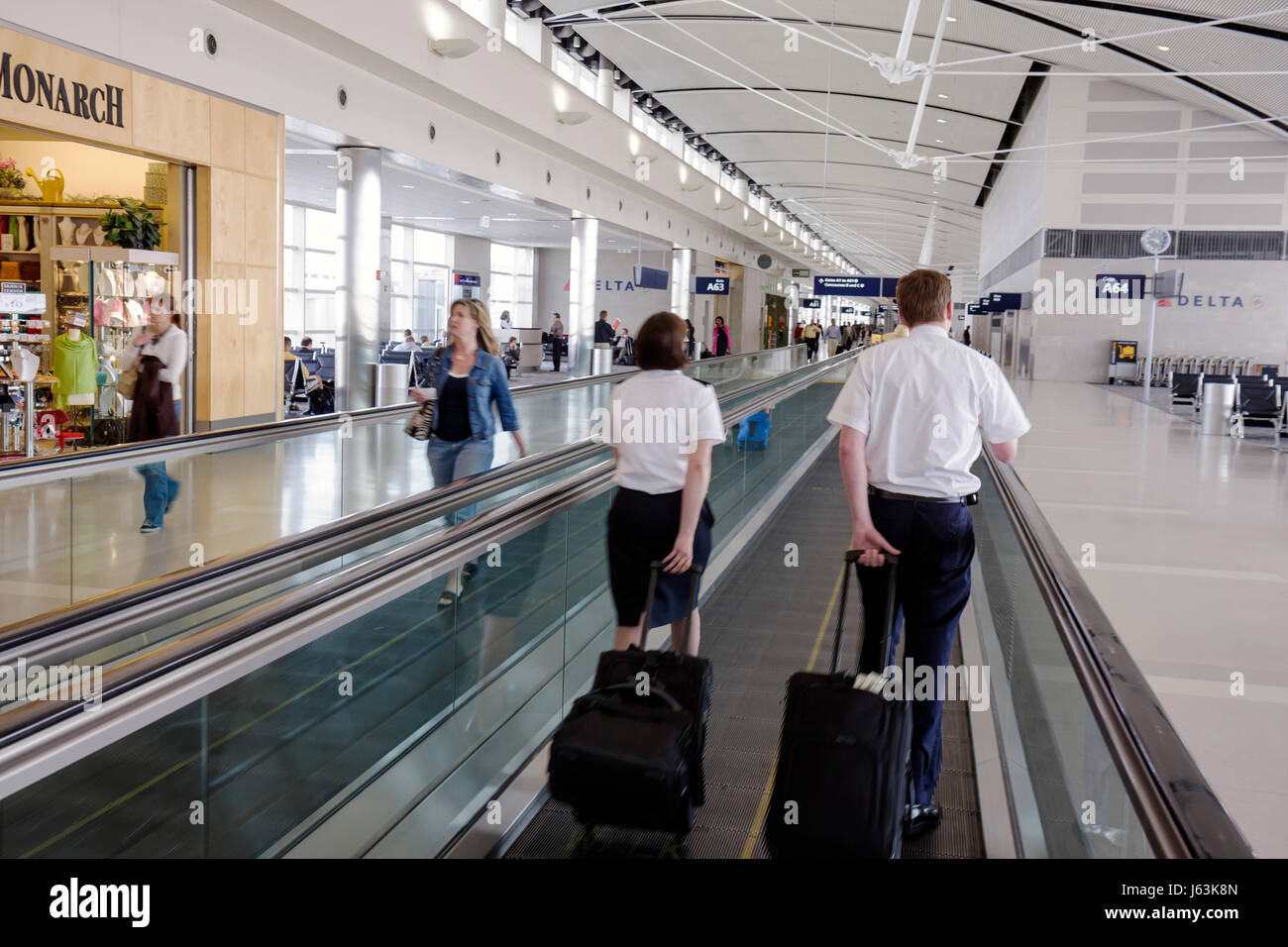 Michigan Wayne County, Detroit, DTW, Detroit Metropolitan Wayne County Flughafenterminal, Gate, Ankunft, Abreise, Frau weibliche Frauen, Mann Männer, Flug-Kre Stockfoto