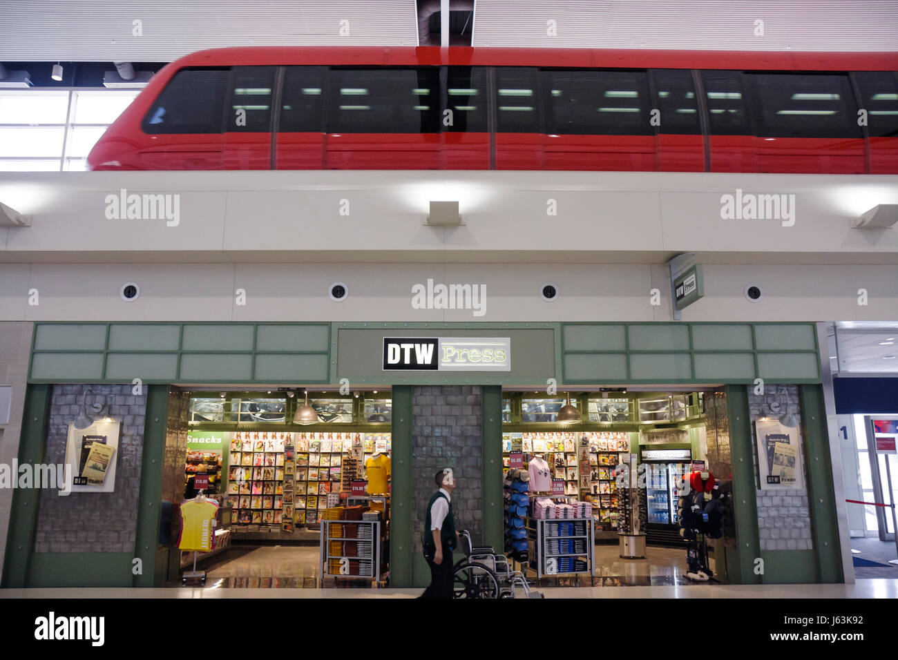 Michigan Wayne County, Detroit, DTW, Detroit Metropolitan Wayne County Flughafenterminal, Gate, Ankunft, Abfahrt, automatisierte Express-Straßenbahn, People Mover, man Me Stockfoto