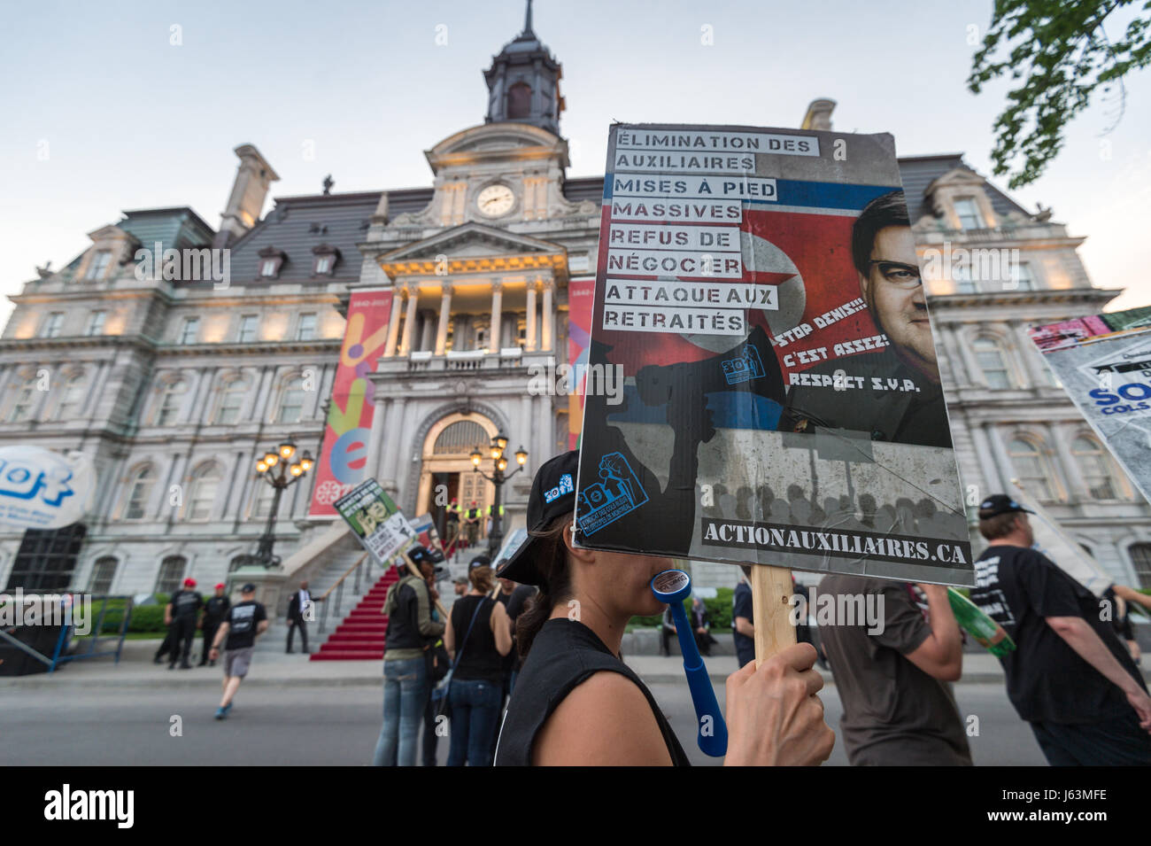 Montreal, Kanada. 17. Mai 2017. Blue Kragen protestieren vor dem Rathaus Credit: Marc Bruxelle/Alamy Live News Stockfoto