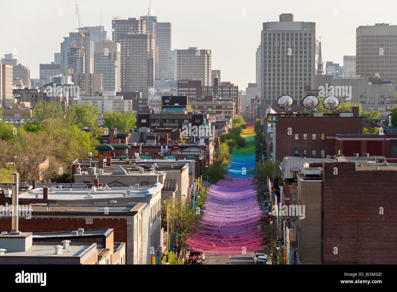 Montreal, CA - 18. Mai 2017: Rainbow Kugeln Kunst Installation "18 Farben von Gay" an der Saint Catherine Street im gay Village Stockfoto