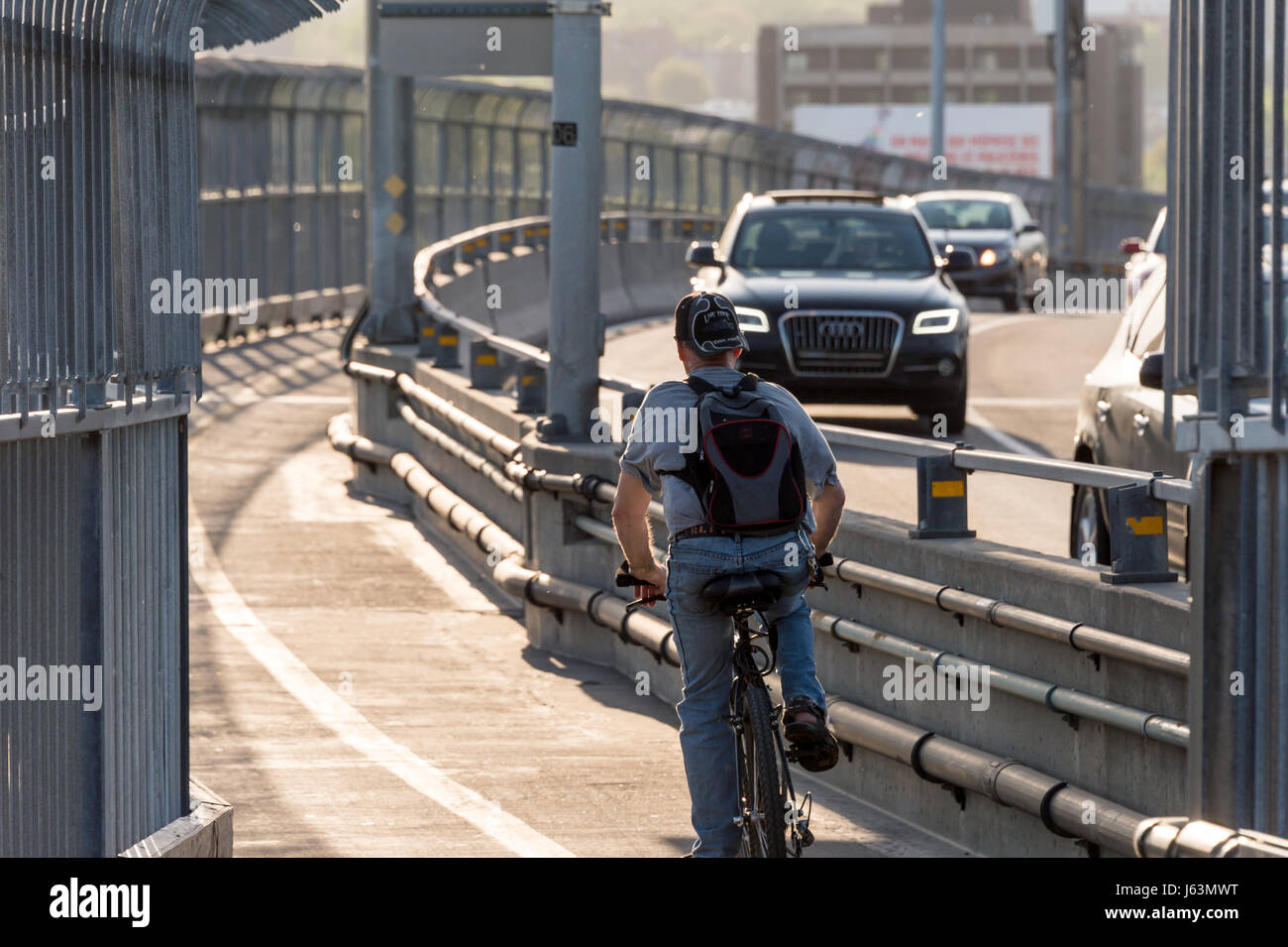 MONTREAL, CA - 18. Mai 2017: Radfahrer auf Jacques-Cartier Brücke Mehrzweck Weg Stockfoto