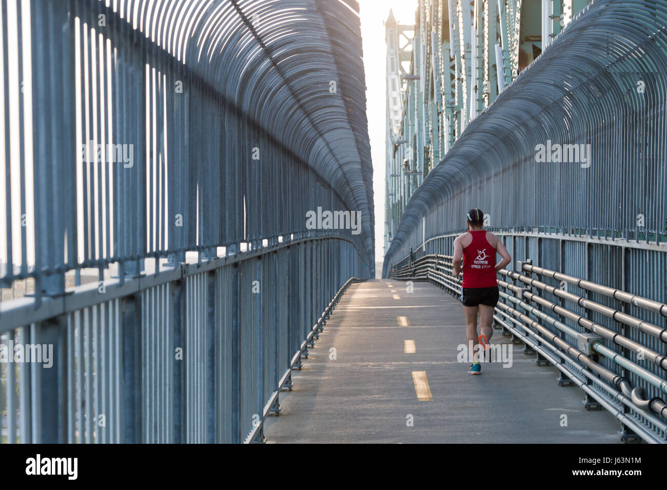 MONTREAL, CA - 18. Mai 2017. Mann läuft auf Jacques-Cartier Brücke Mehrzweck-Pfad Stockfoto