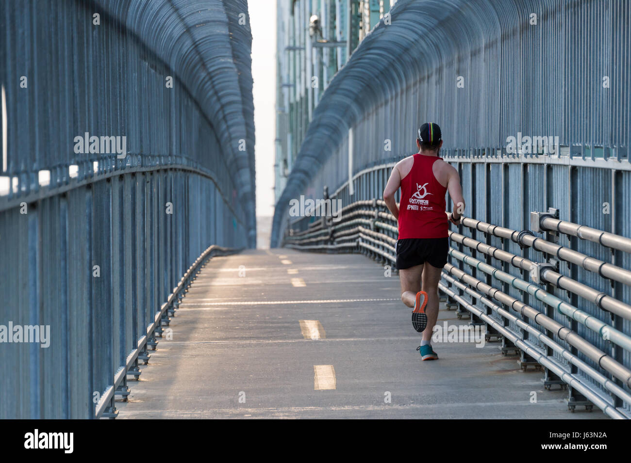 MONTREAL, CA - 18. Mai 2017. Mann läuft auf Jacques-Cartier Brücke Mehrzweck-Pfad Stockfoto