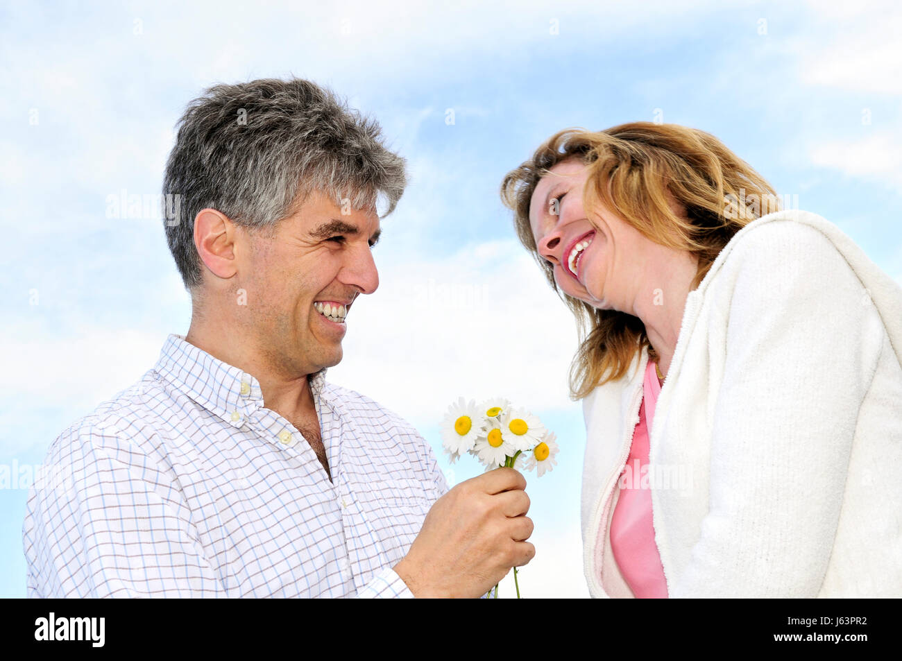 Frau romantische Blume Blumen Pflanze Überraschung paar paar Mann Lachen lacht Stockfoto