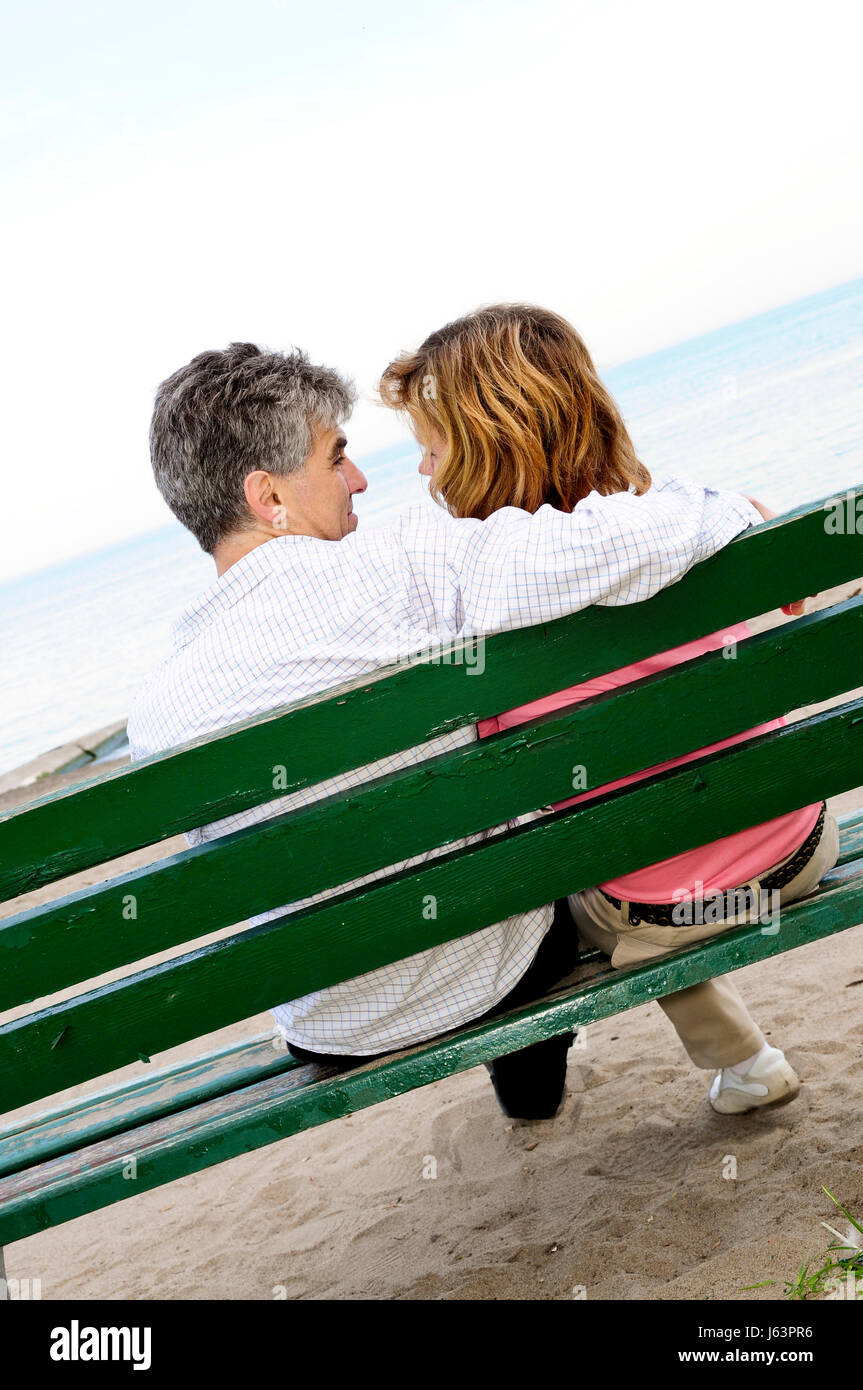 Frau romantische Sitzbank Liebe verliebt verliebte sich in Liebe paar paar Mann Lebensstil Stockfoto