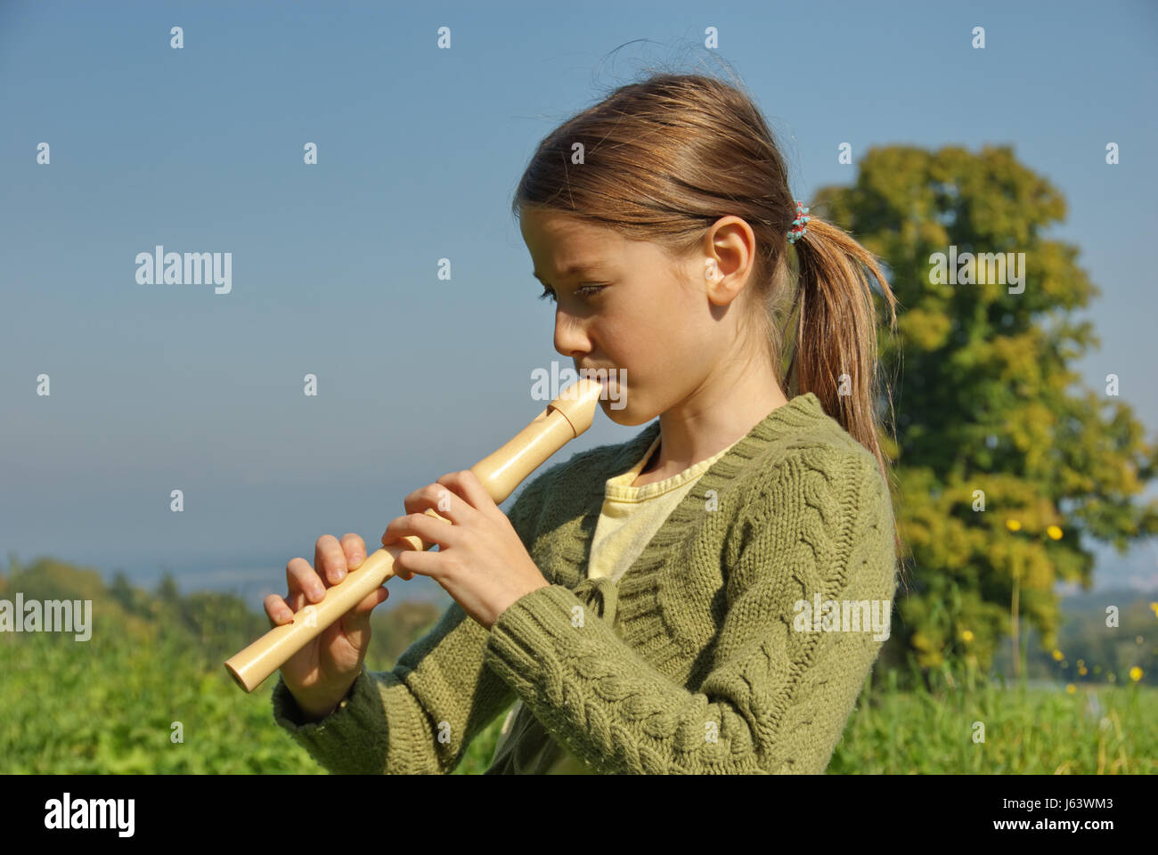 Kind spielen recorder Stockfoto