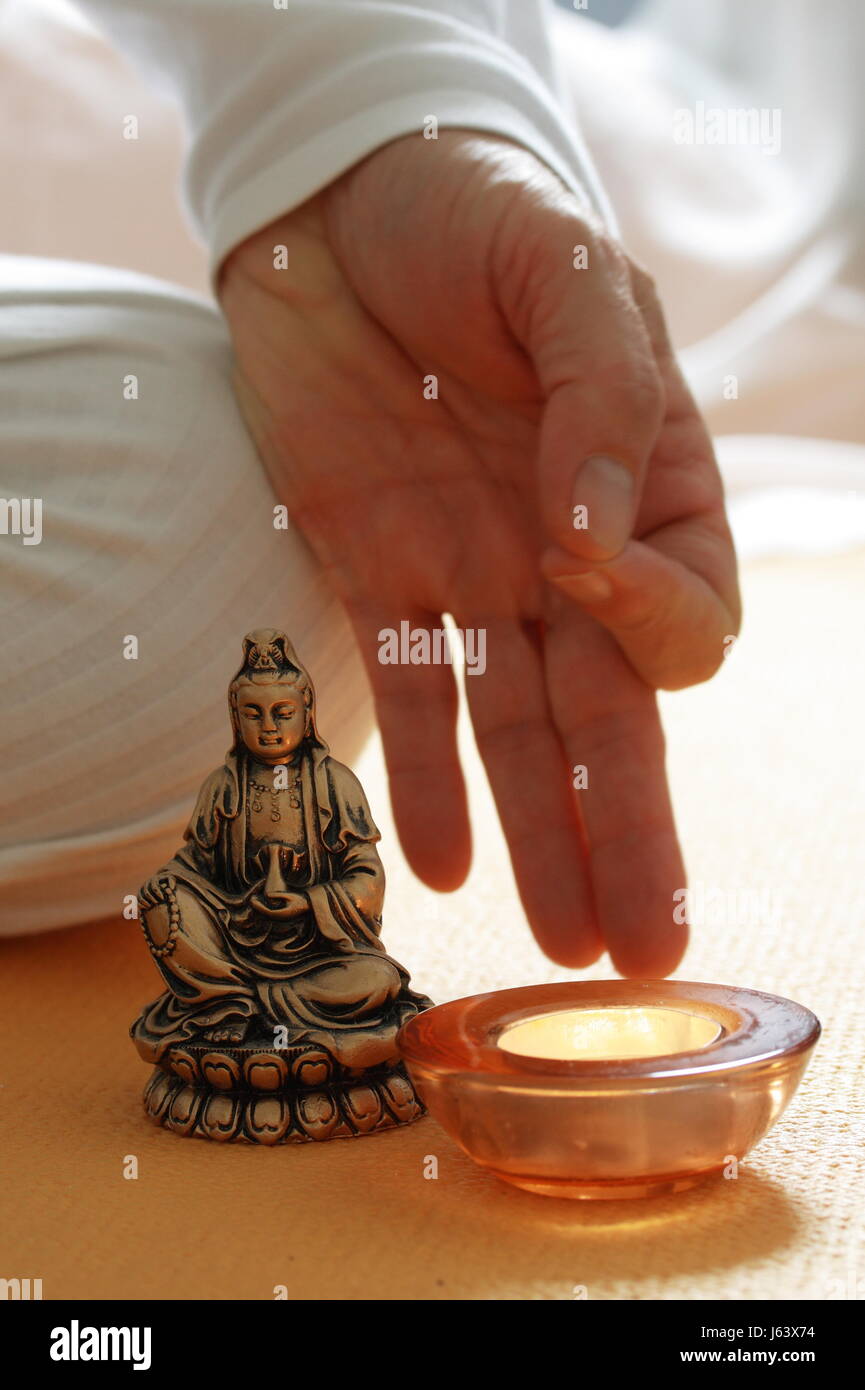 Entspannung Kerze Wellness Meditation Yoga Zen Pause Rest Pause Hand finger Stockfoto