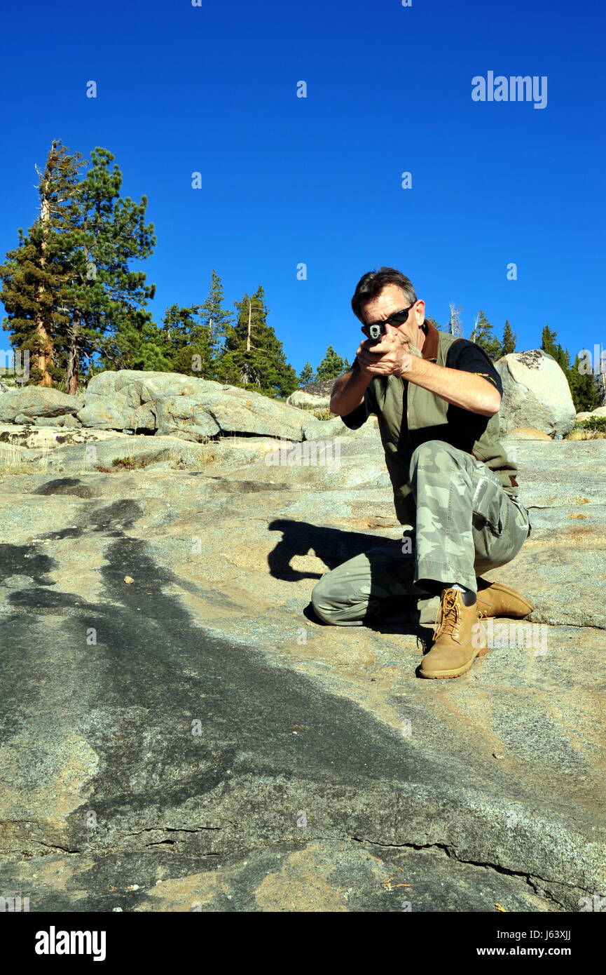 Schießen Pistole Arm Waffe Revolver Pistole Waffe Mann blaue männliche männliche person Stockfoto