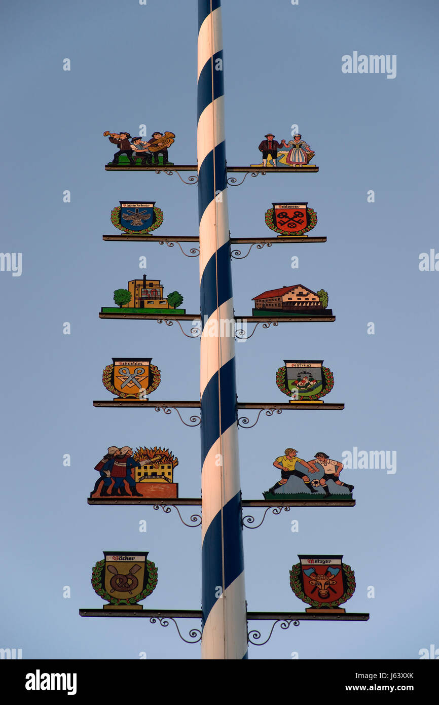 Bayern München Tradition Traditionen bayerische Maibaum beliebte Populaer blau Stockfoto