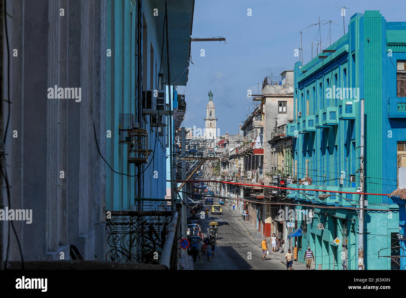 Straßenszene Neptuno Straße mit Iglesias del Carmen auf dem Hintergrund, Havanna, Kuba Stockfoto